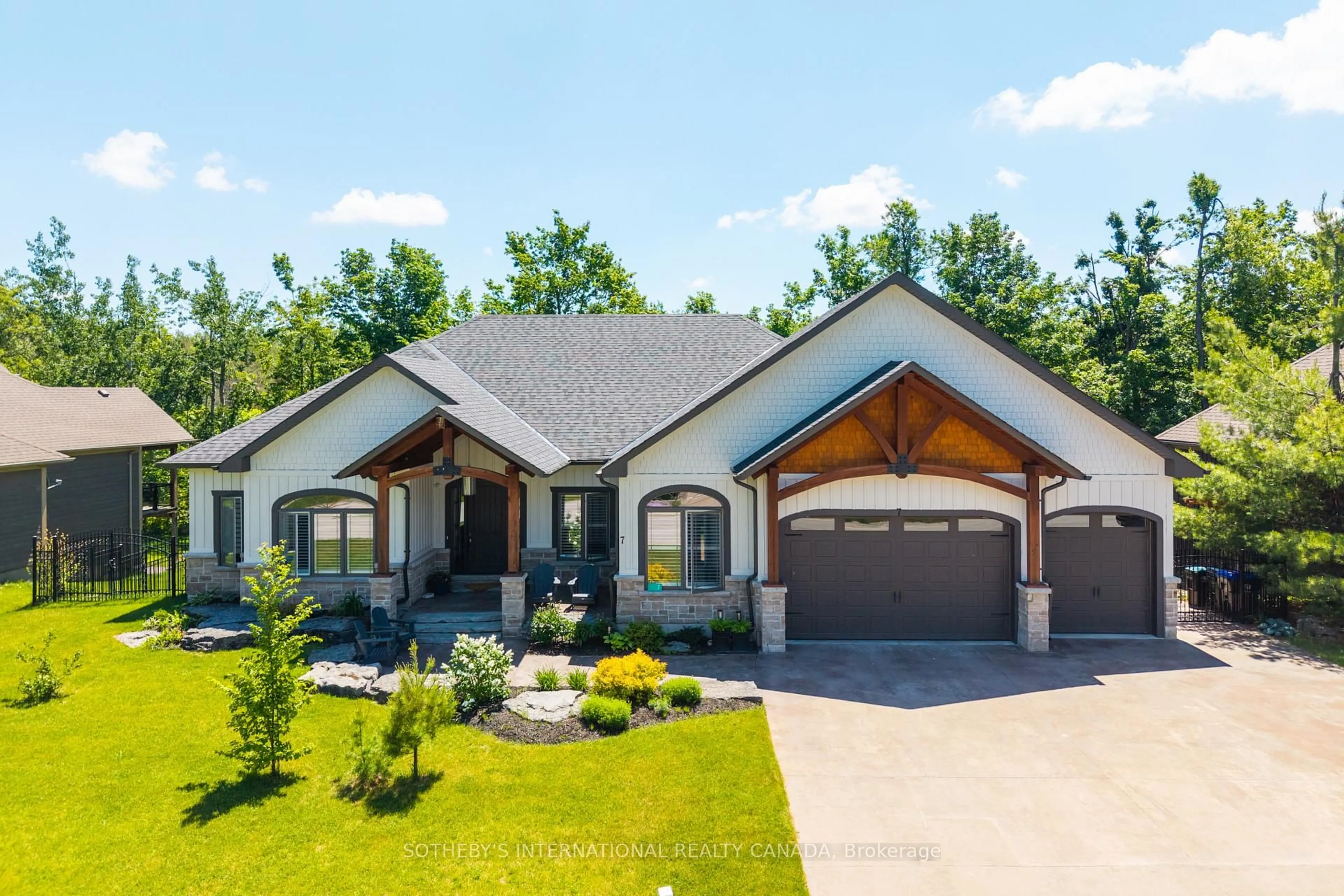 Home with brick exterior material, unknown for 7 Ridgewood Crt, Oro-Medonte Ontario L0L 2L0