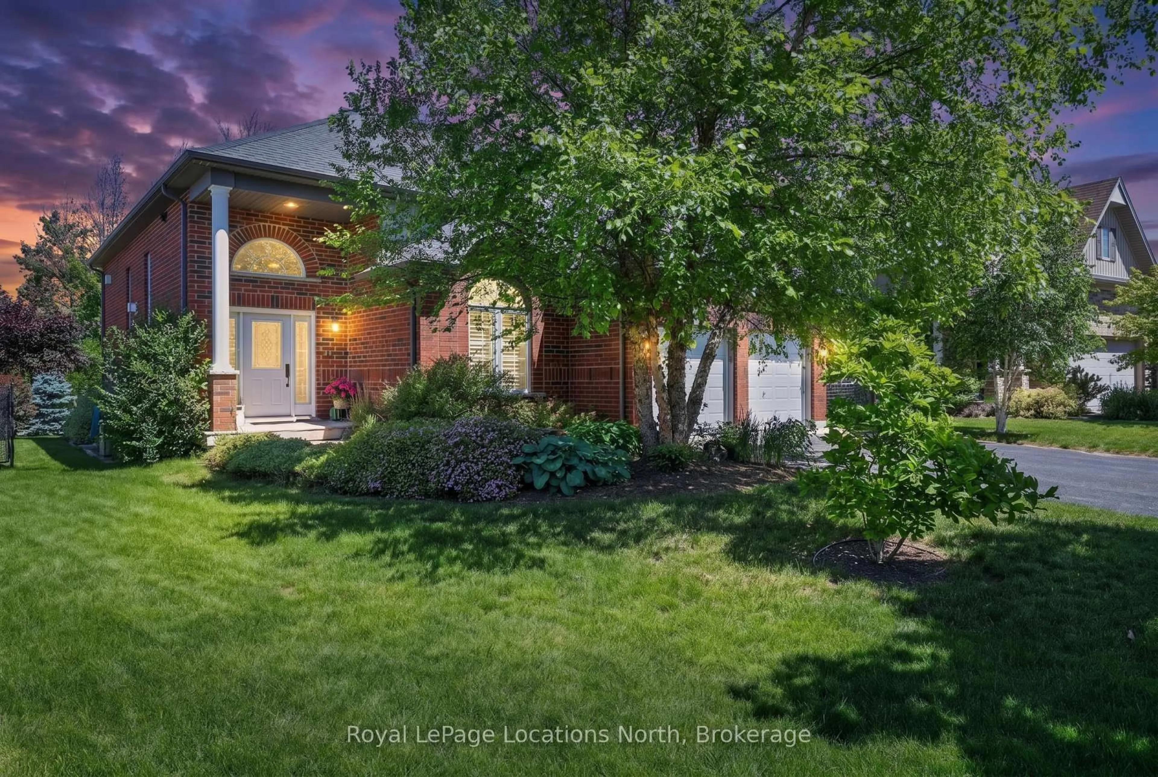 A pic from outside/outdoor area/front of a property/back of a property/a pic from drone, street for 47 Chamberlain Cres, Collingwood Ontario L9Y 0C9