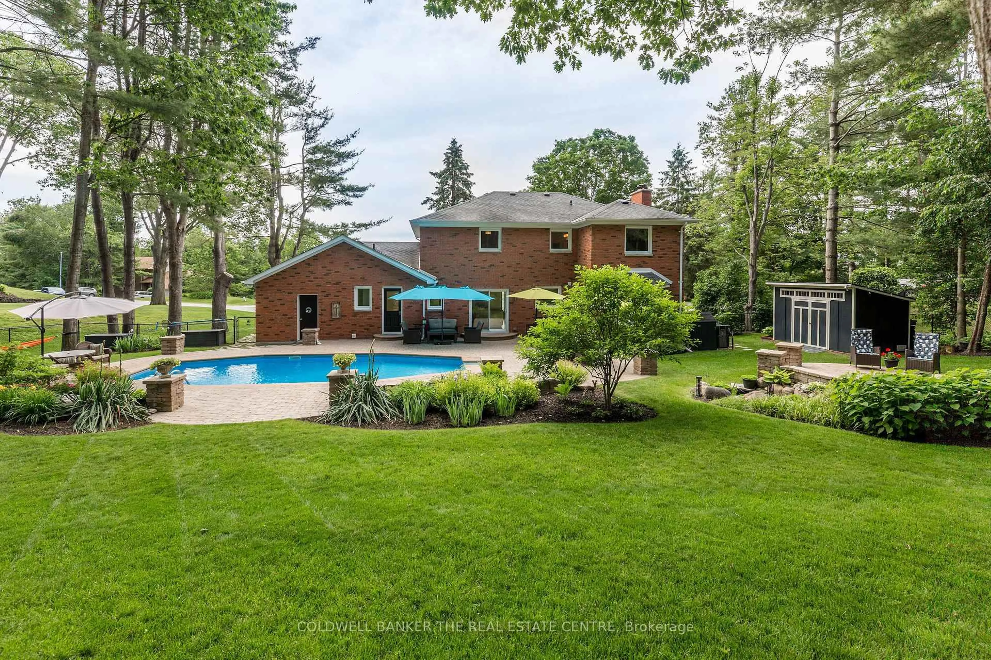 A pic from outside/outdoor area/front of a property/back of a property/a pic from drone, unknown for 12 Idlewood Dr, Springwater Ontario L9X 0P6