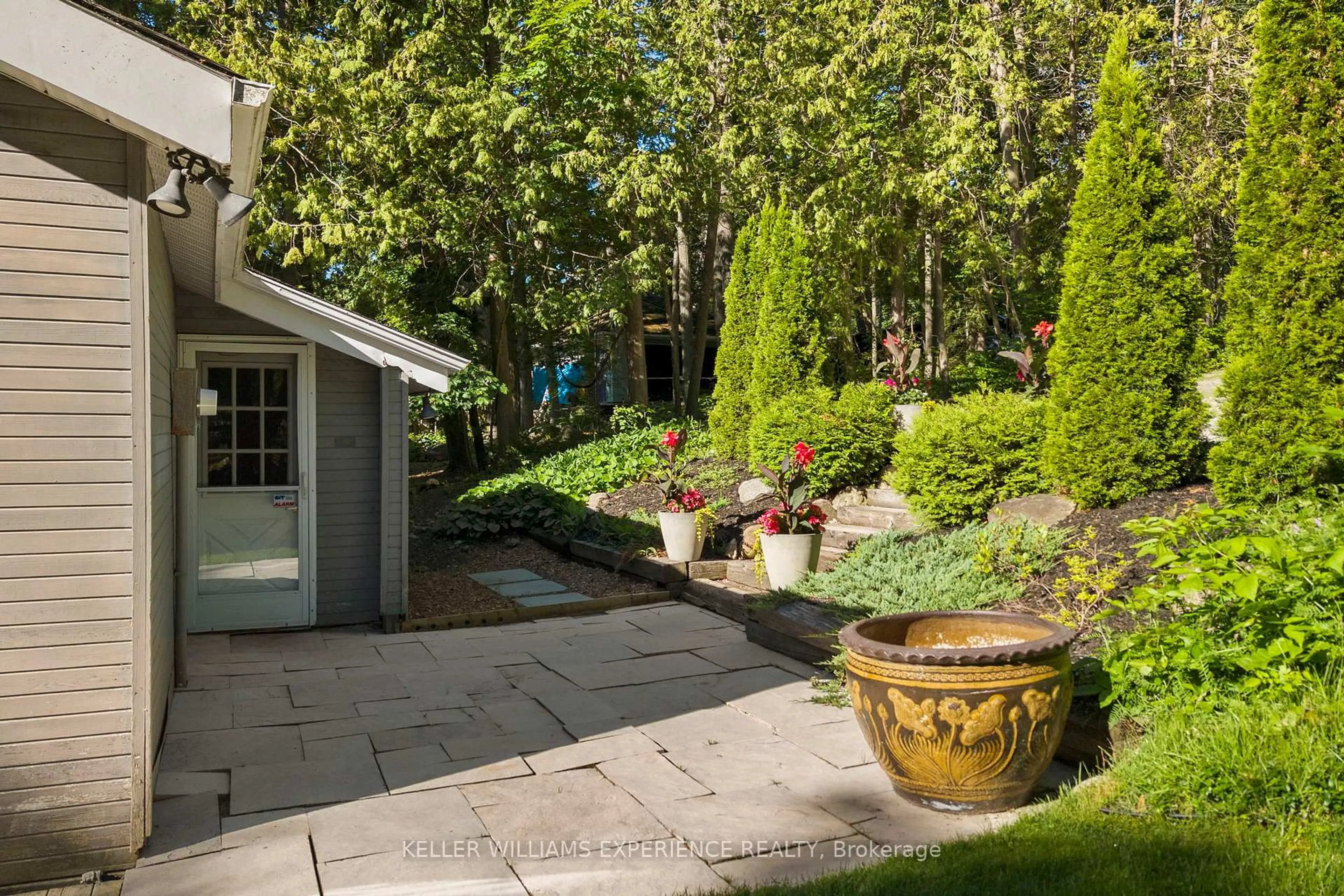 Patio, street for 127 Shoreline Dr, Oro-Medonte Ontario L3V 0K2