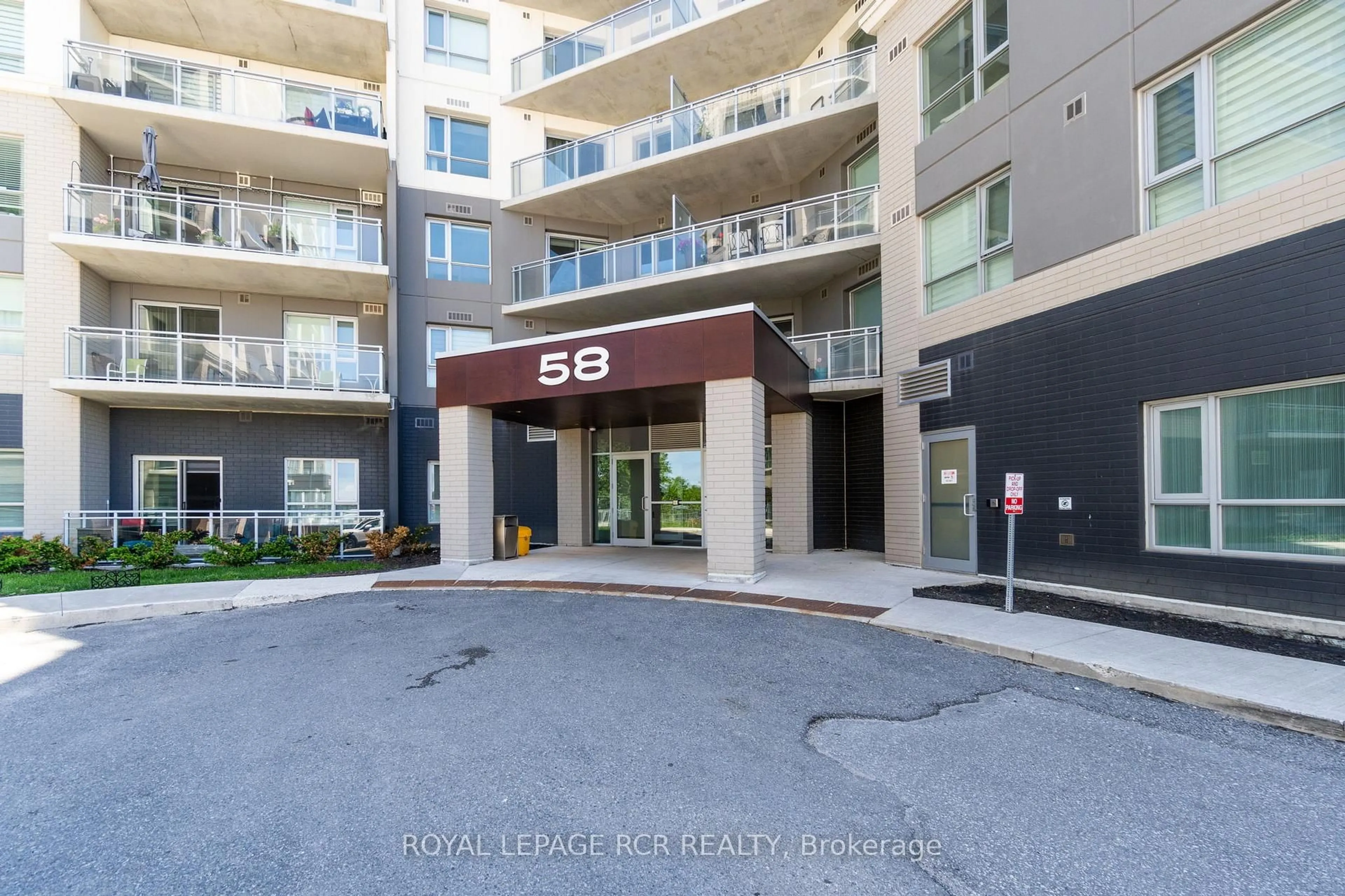 Indoor foyer for 58 Lakeside Terr #1112, Barrie Ontario L4M 0L5