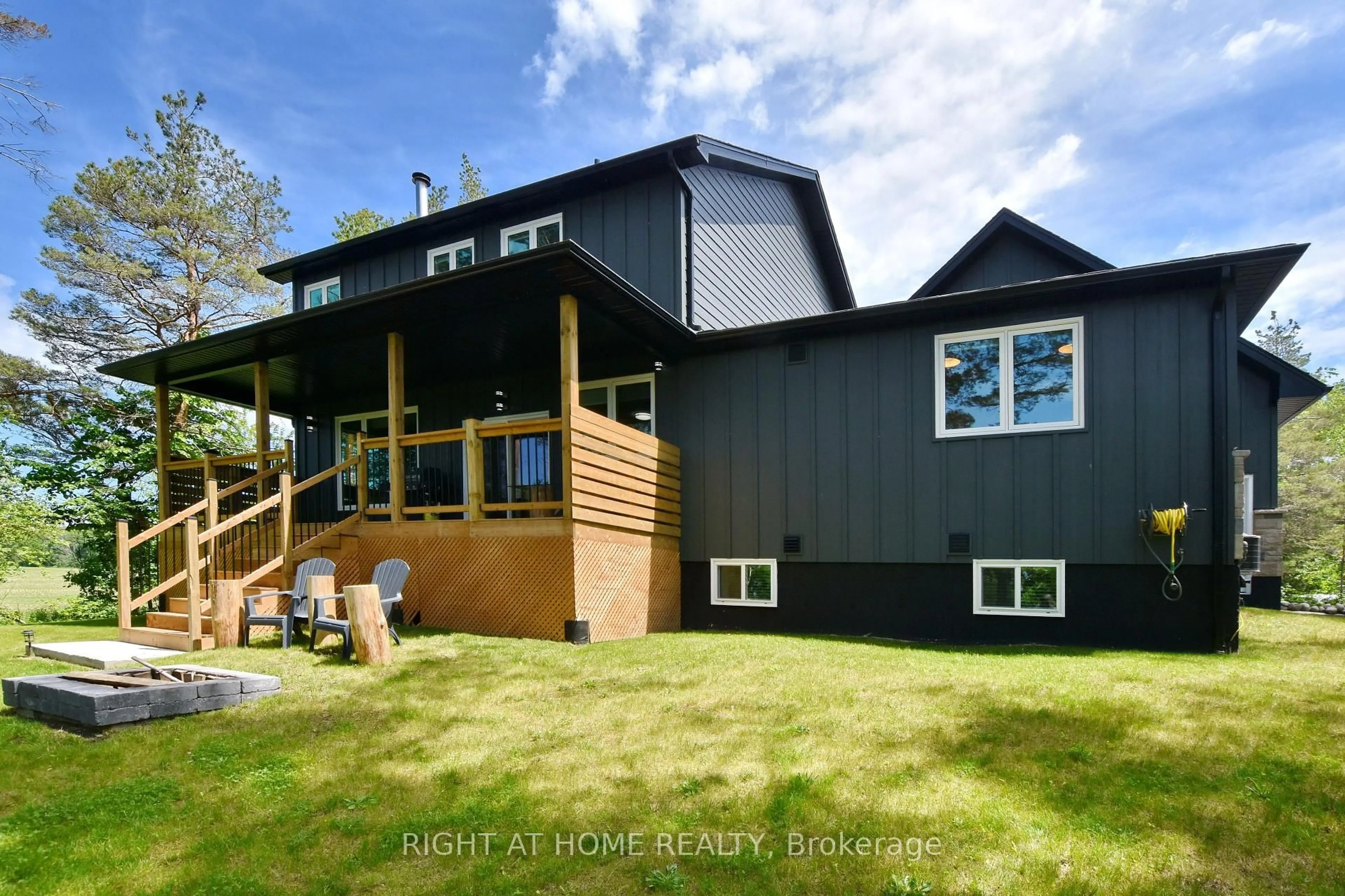 Home with vinyl exterior material, unknown for 2946 County Road 92 Rd, Springwater Ontario L9Z 2X2