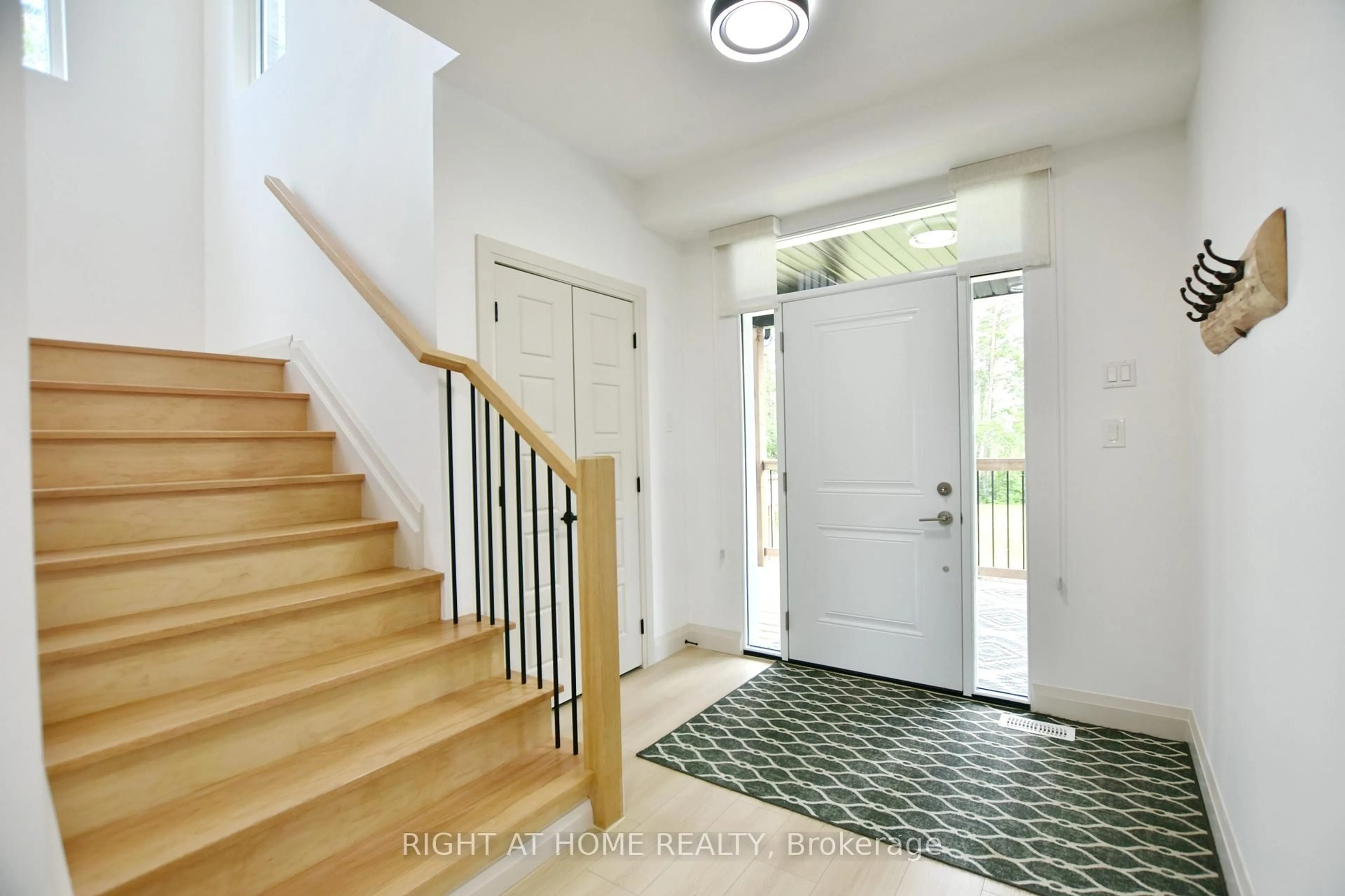 Indoor entryway for 2946 County Road 92 Rd, Springwater Ontario L9Z 2X2