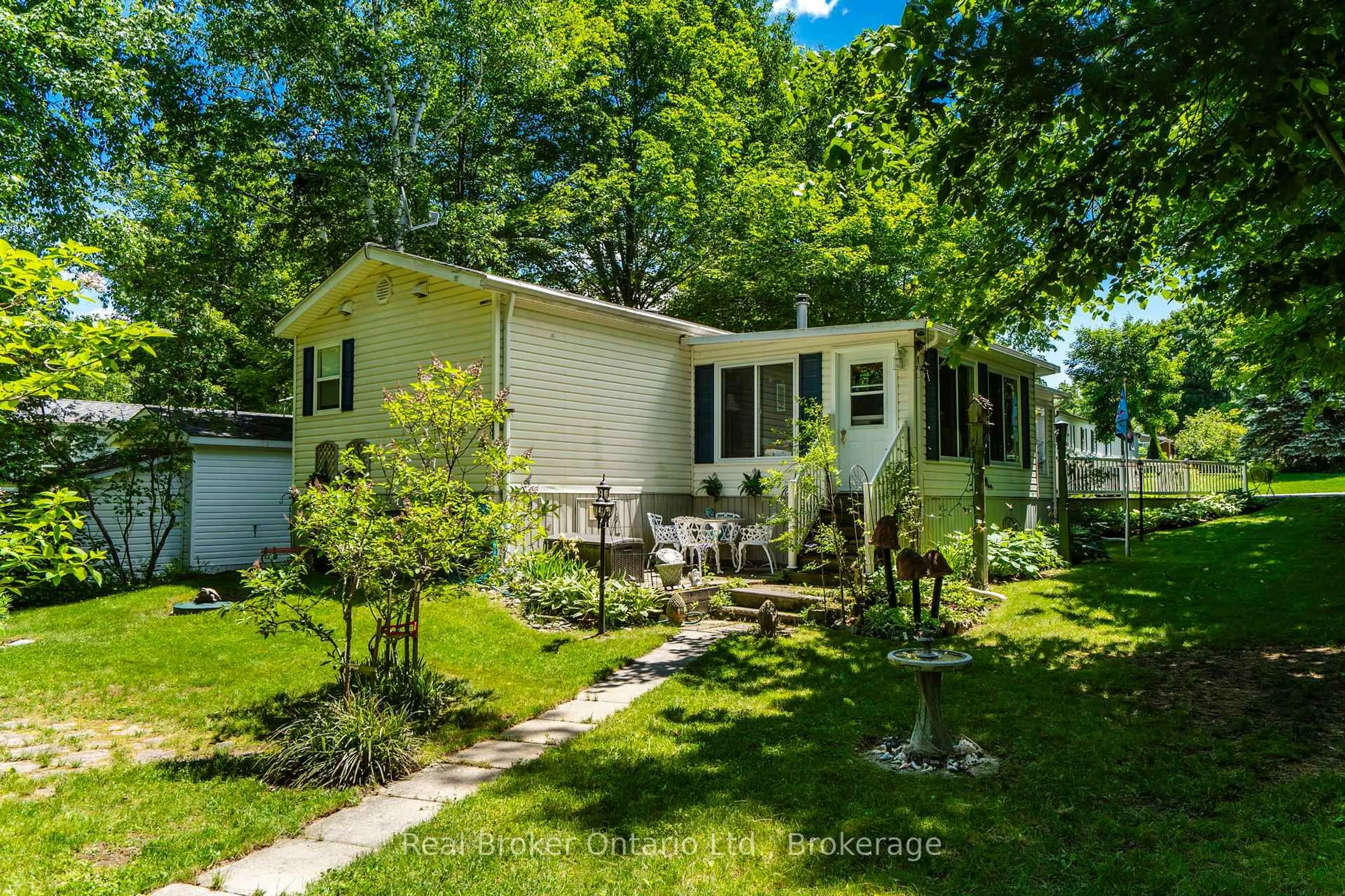 A pic from outside/outdoor area/front of a property/back of a property/a pic from drone, street for 5411 Elliott Sdrd #5, Tay Ontario L4R 4K3