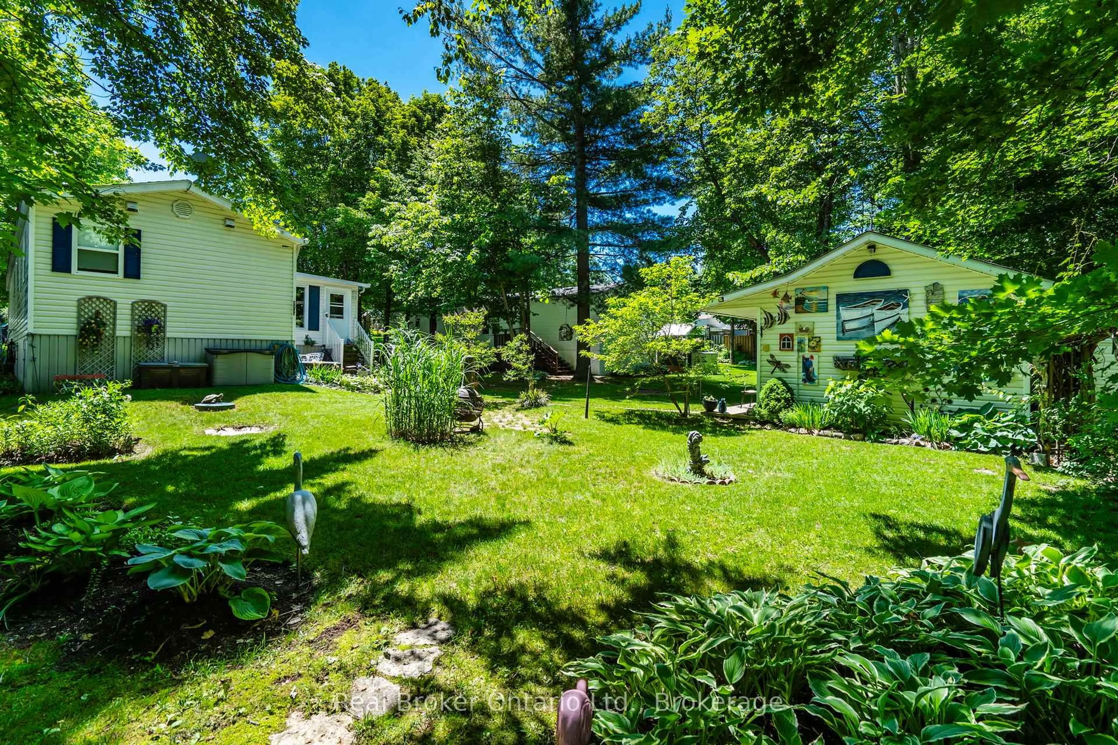 Patio, forest/trees view for 5411 Elliott Sdrd #5, Tay Ontario L4R 4K3