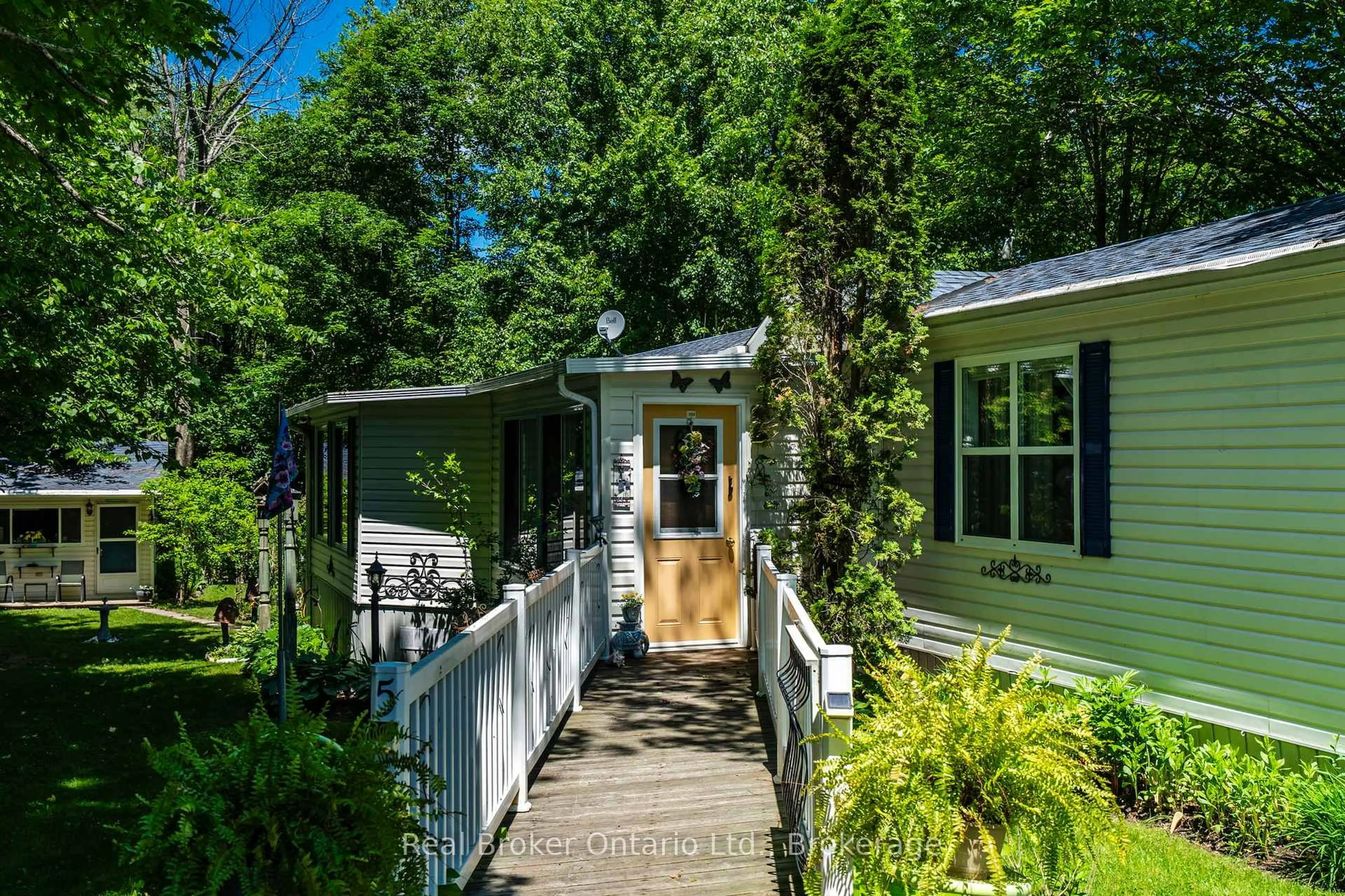 A pic from outside/outdoor area/front of a property/back of a property/a pic from drone, street for 5411 Elliott Sdrd #5, Tay Ontario L4R 4K3