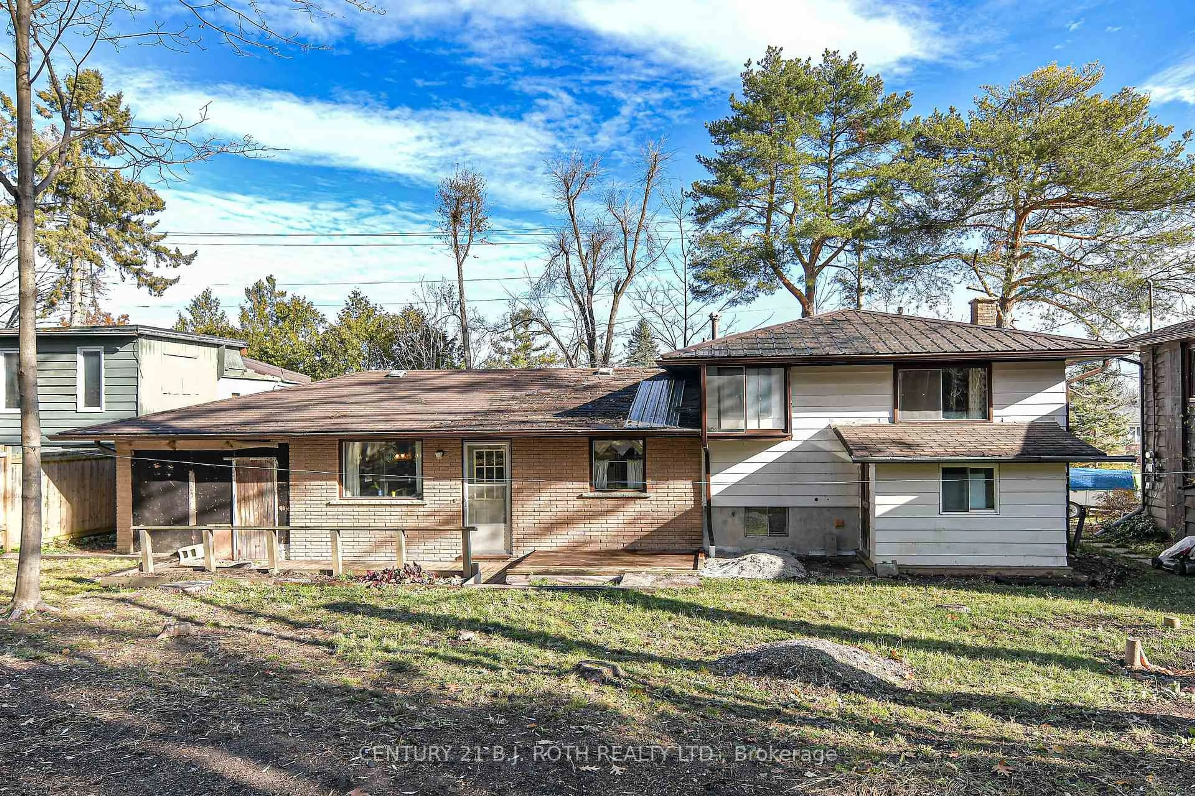A pic from outside/outdoor area/front of a property/back of a property/a pic from drone, street for 427 Sundial Dr, Orillia Ontario L3V 4A7
