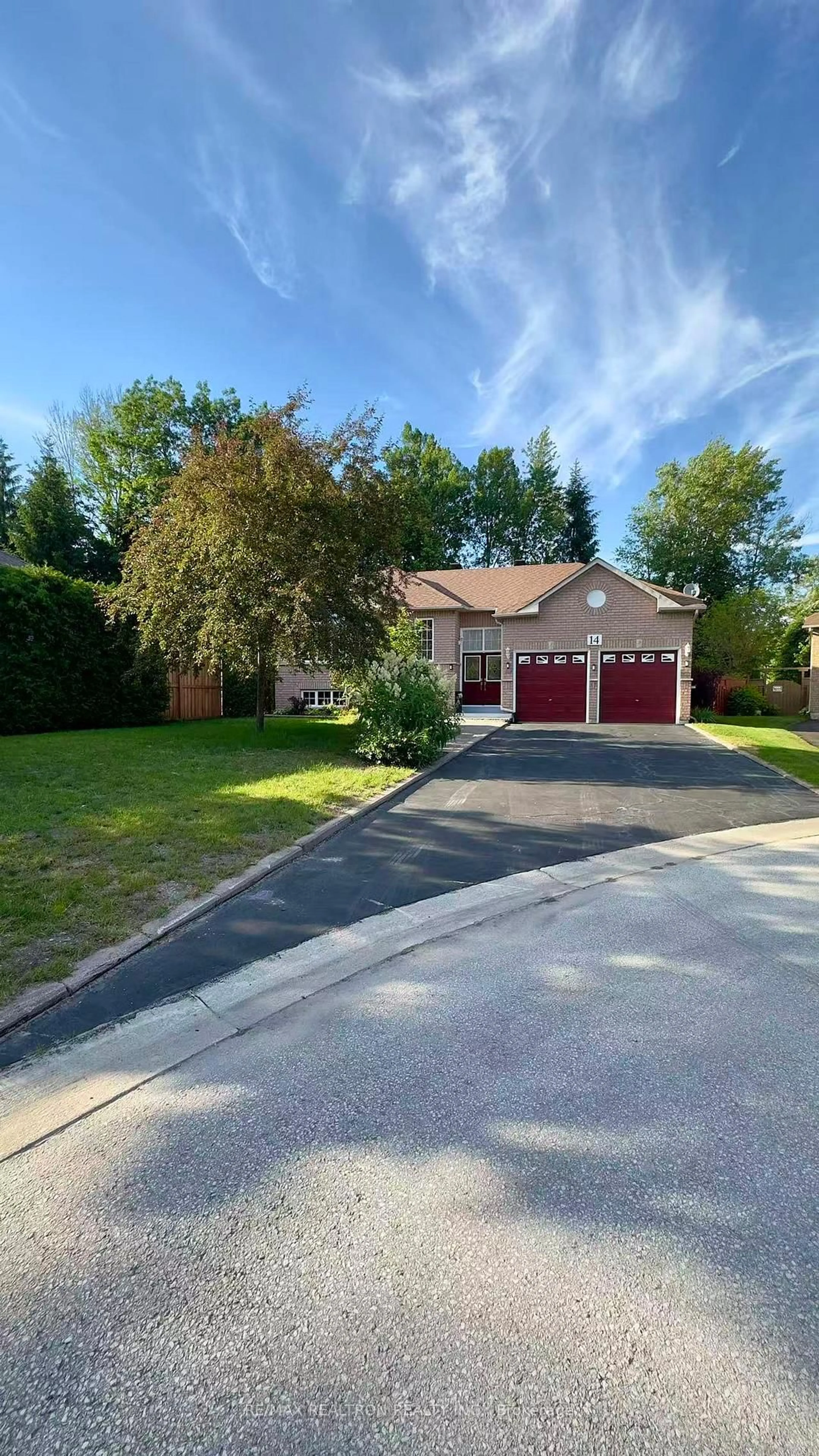 A pic from outside/outdoor area/front of a property/back of a property/a pic from drone, street for 14 Bay Crt, Wasaga Beach Ontario L9Z 1P7
