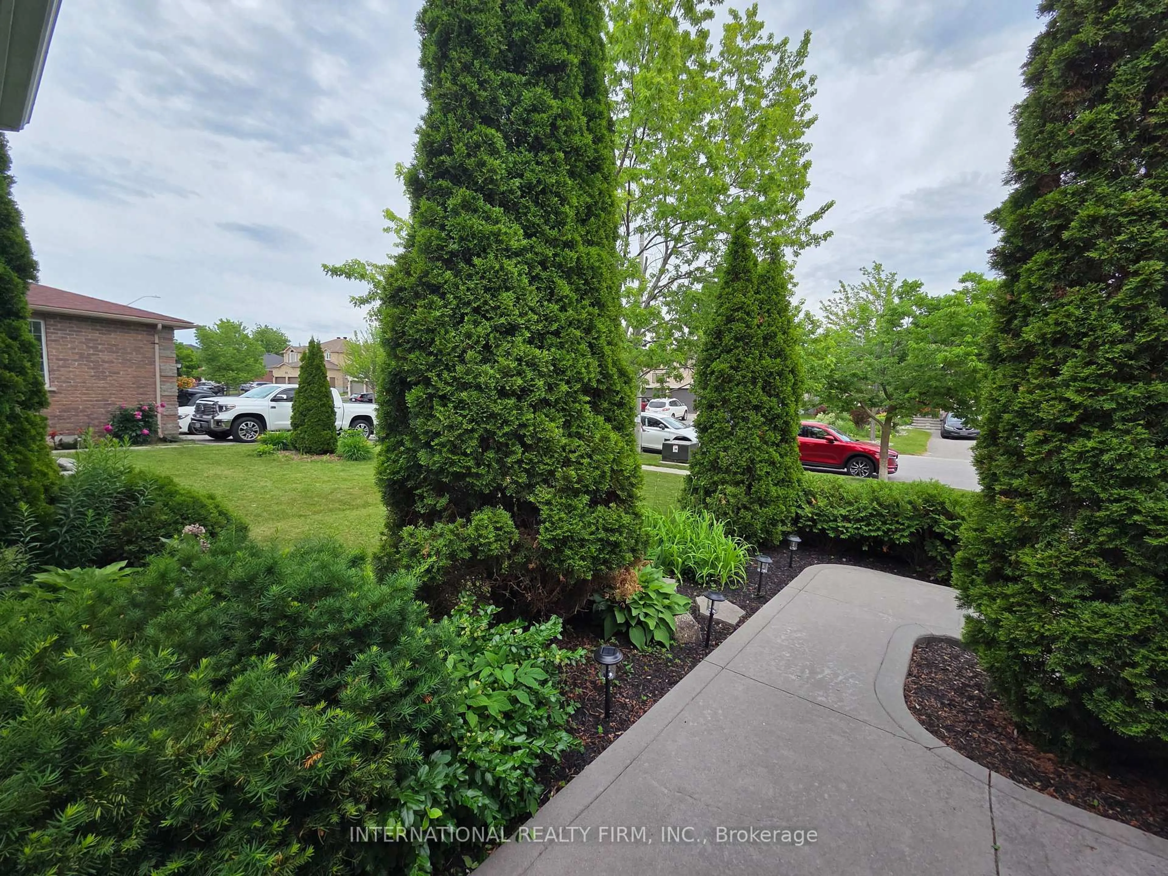 A pic from outside/outdoor area/front of a property/back of a property/a pic from drone, street for 132 Esther Dr, Barrie Ontario L4N 0V5