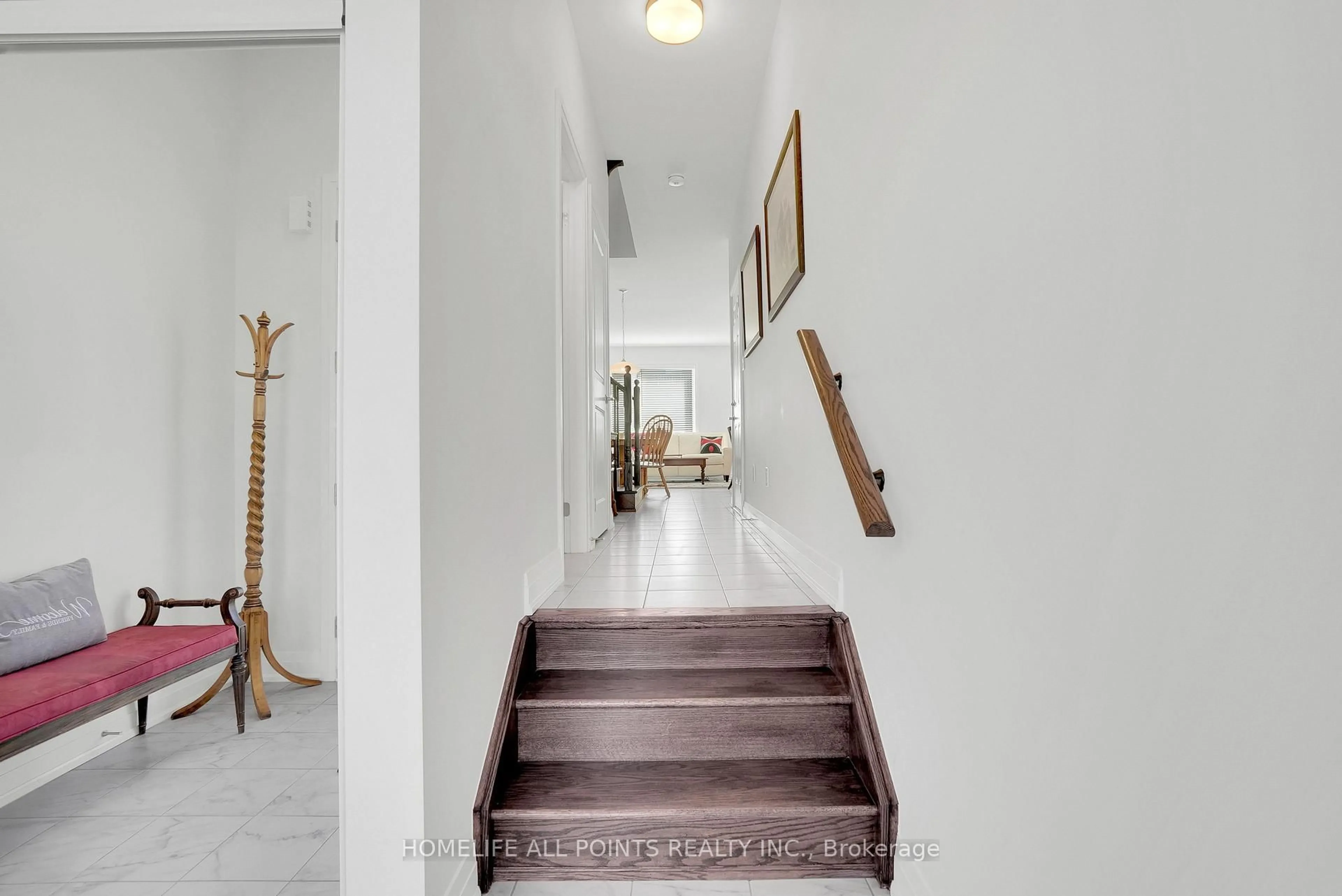 Indoor foyer for 17 Sweet Cicely St, Springwater Ontario L9X 2C7