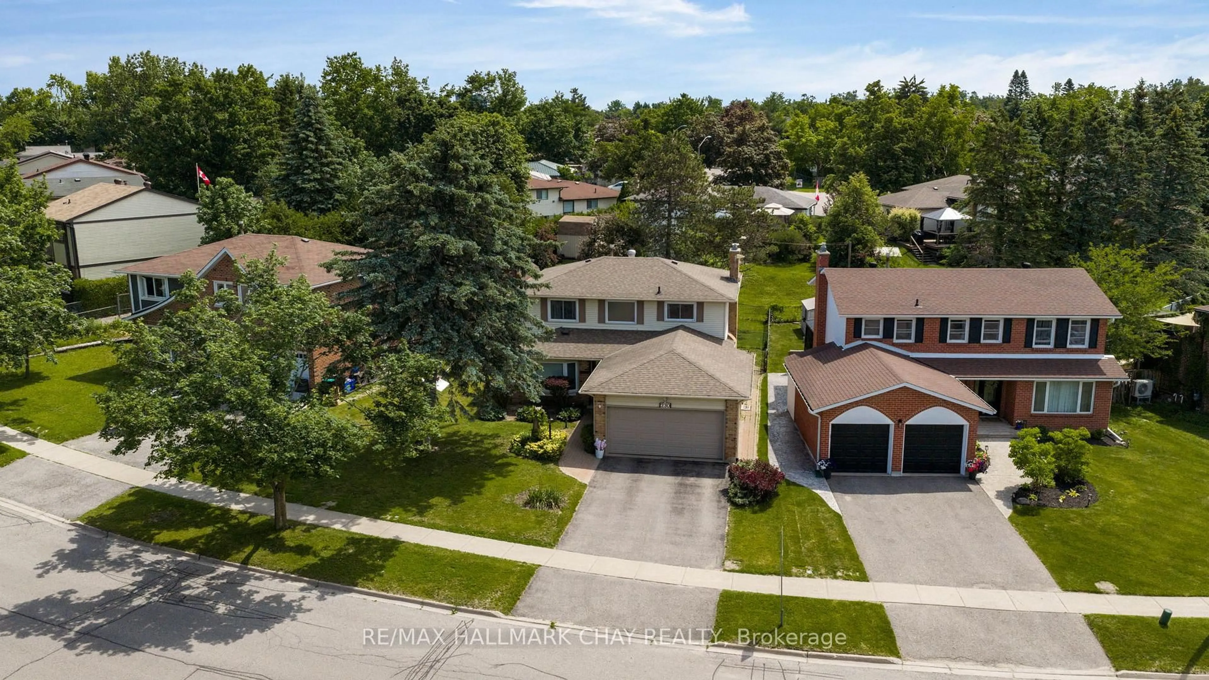 A pic from outside/outdoor area/front of a property/back of a property/a pic from drone, street for 230 Browning Tr, Barrie Ontario L4N 5J7