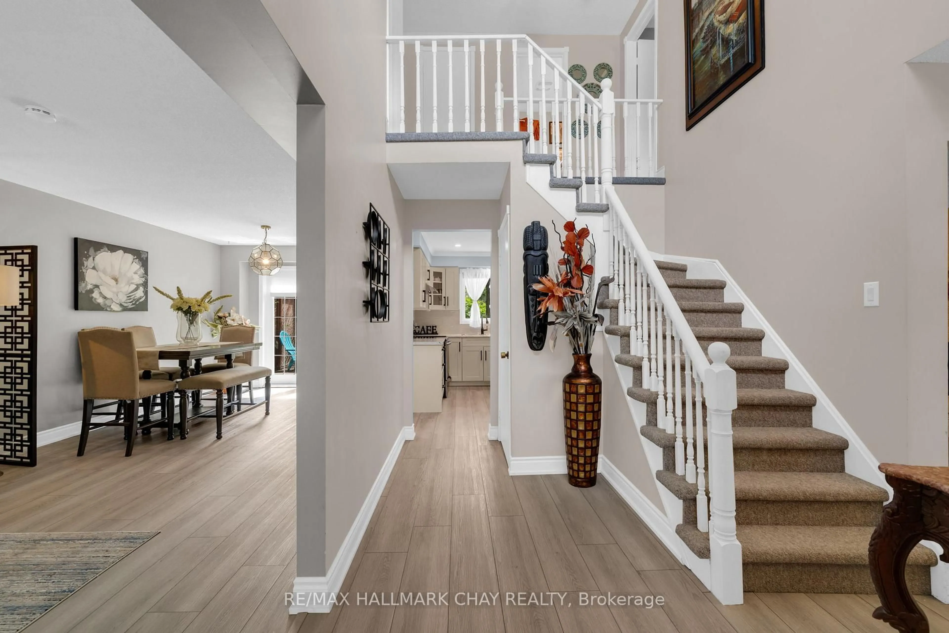 Indoor entryway for 230 Browning Tr, Barrie Ontario L4N 5J7