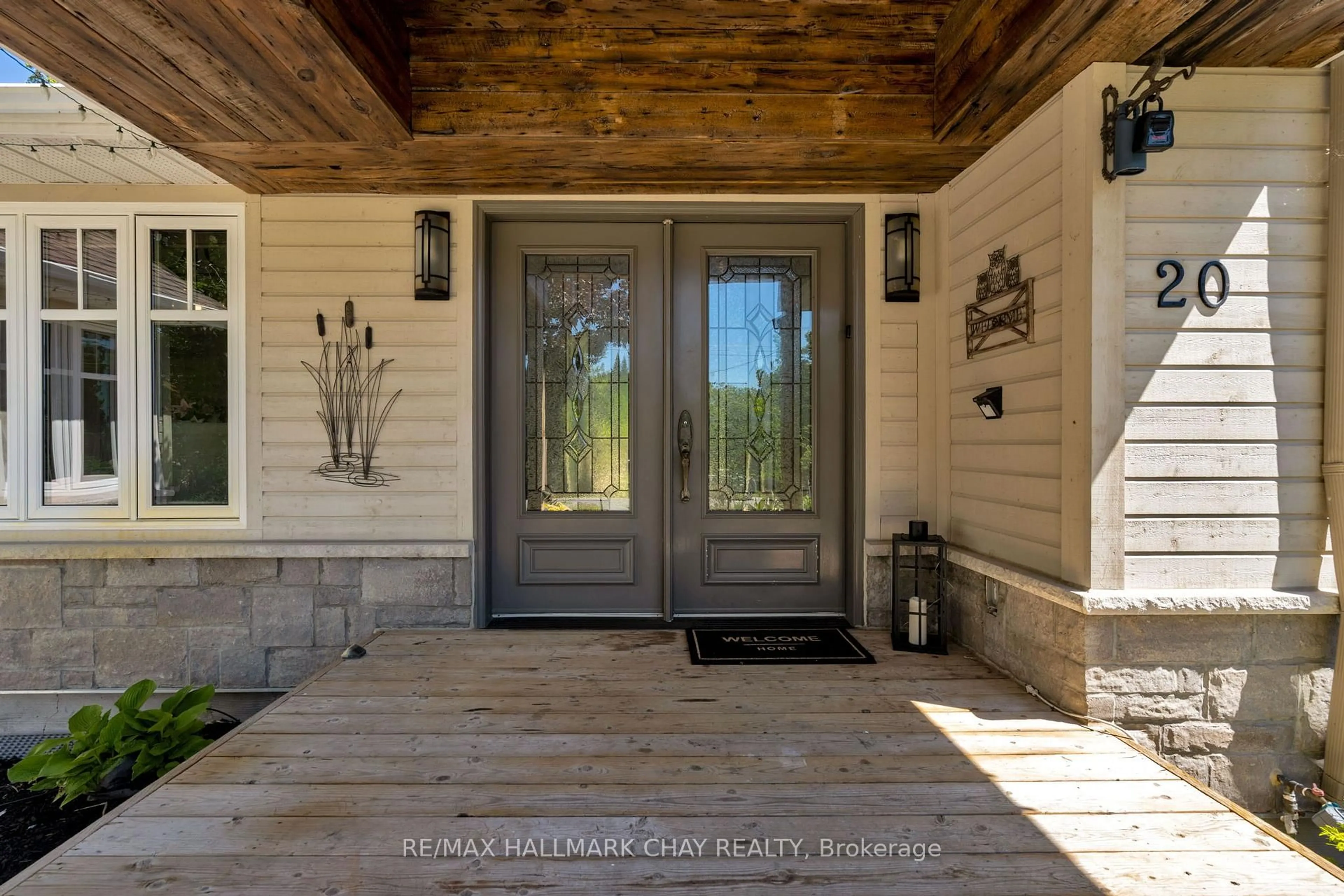 Indoor entryway for 20 Dorothys Dr, Oro-Medonte Ontario L0L 1T0