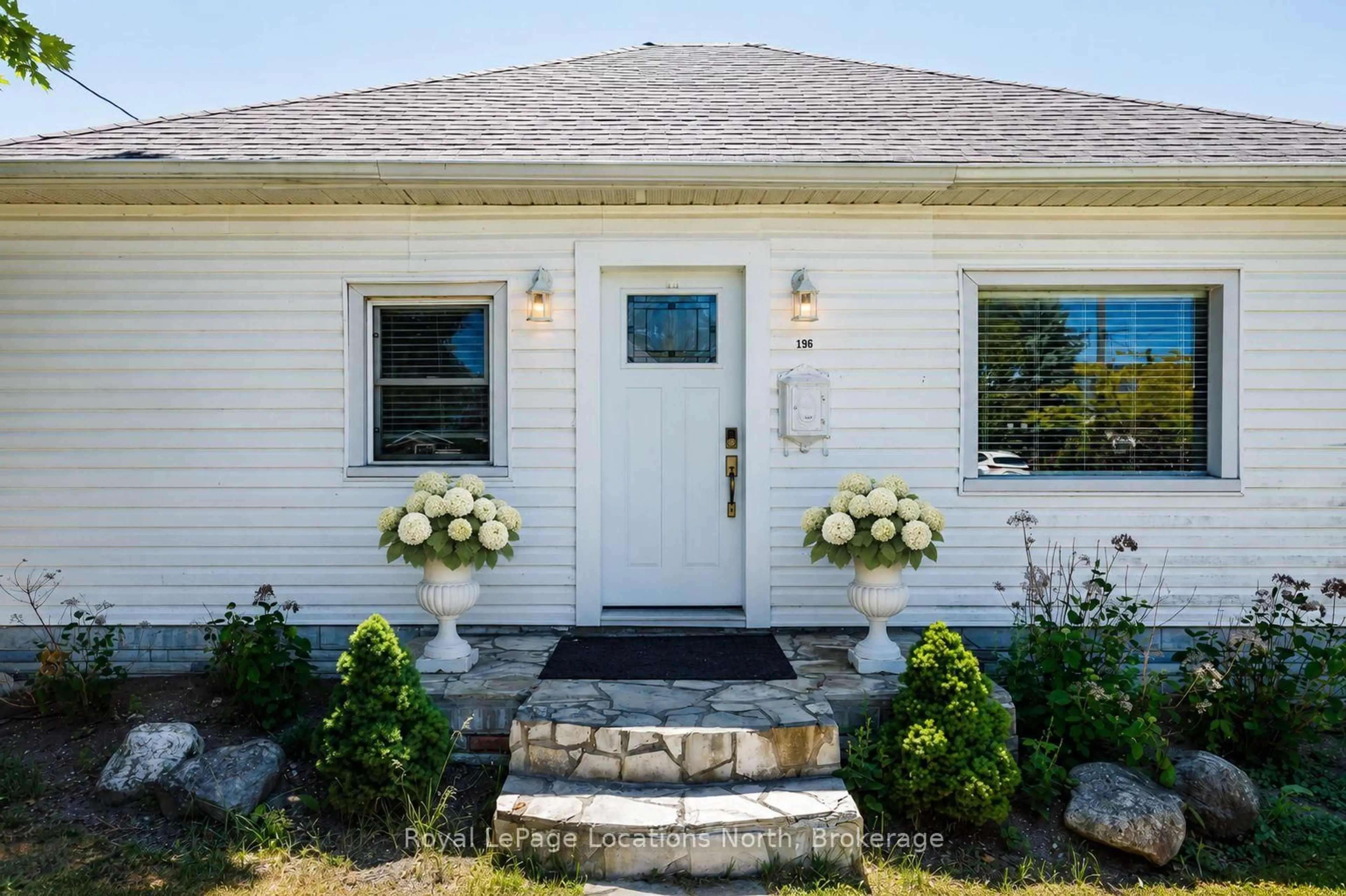 Home with vinyl exterior material, street for 196 SIMCOE St, Collingwood Ontario L9Y 1H9