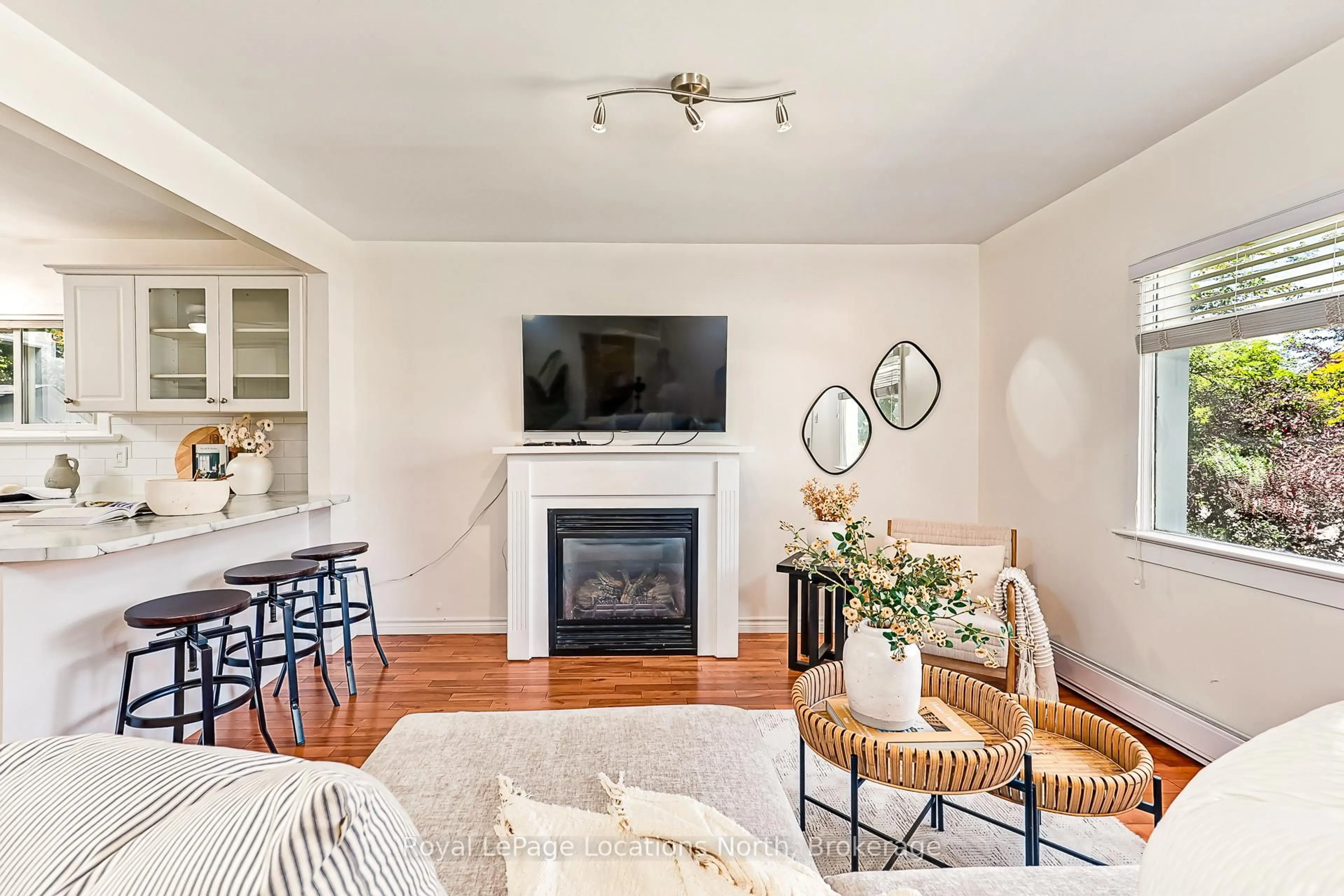 Living room with furniture, wood/laminate floor for 196 SIMCOE St, Collingwood Ontario L9Y 1H9