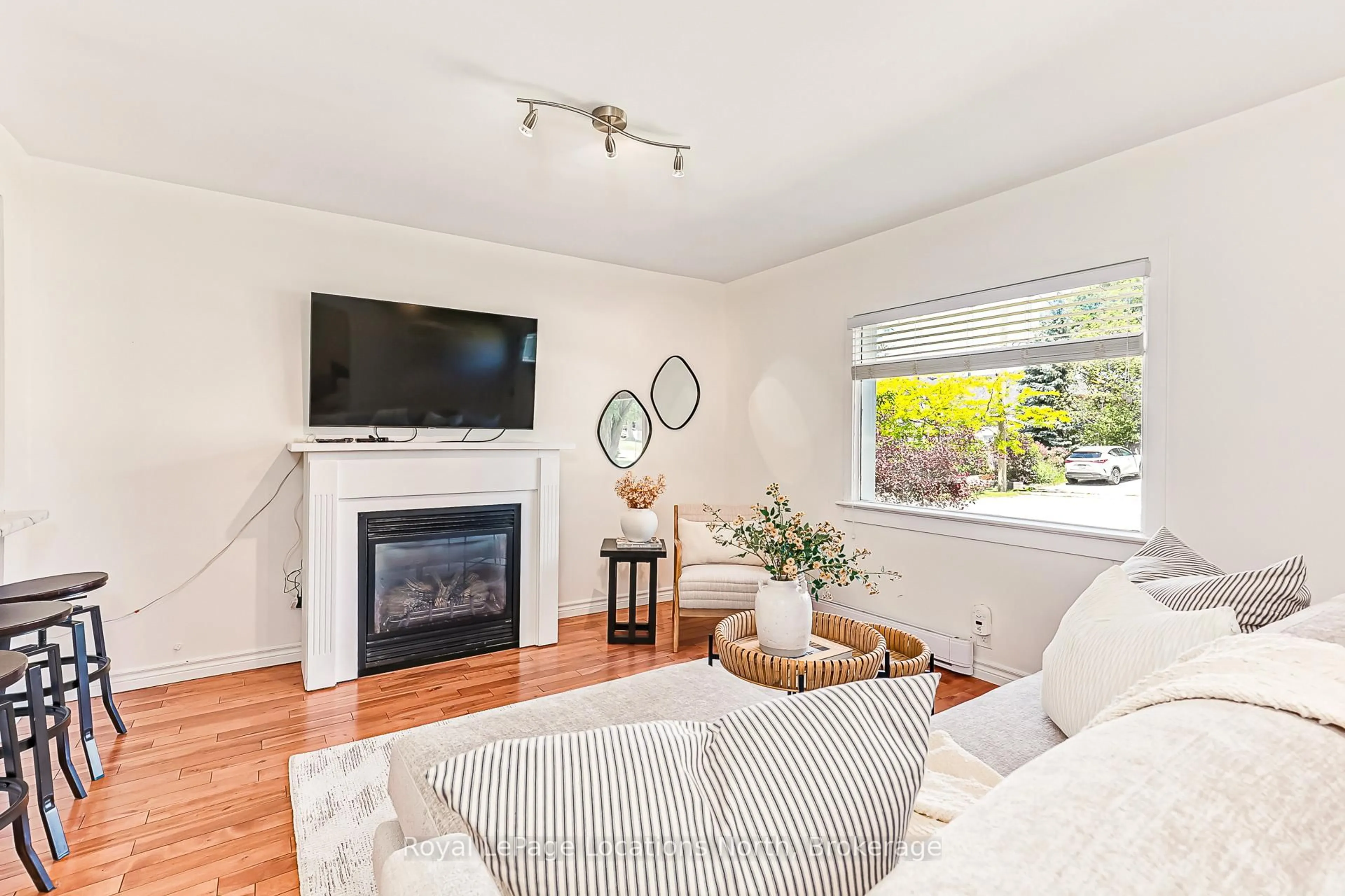Living room with furniture, wood/laminate floor for 196 SIMCOE St, Collingwood Ontario L9Y 1H9