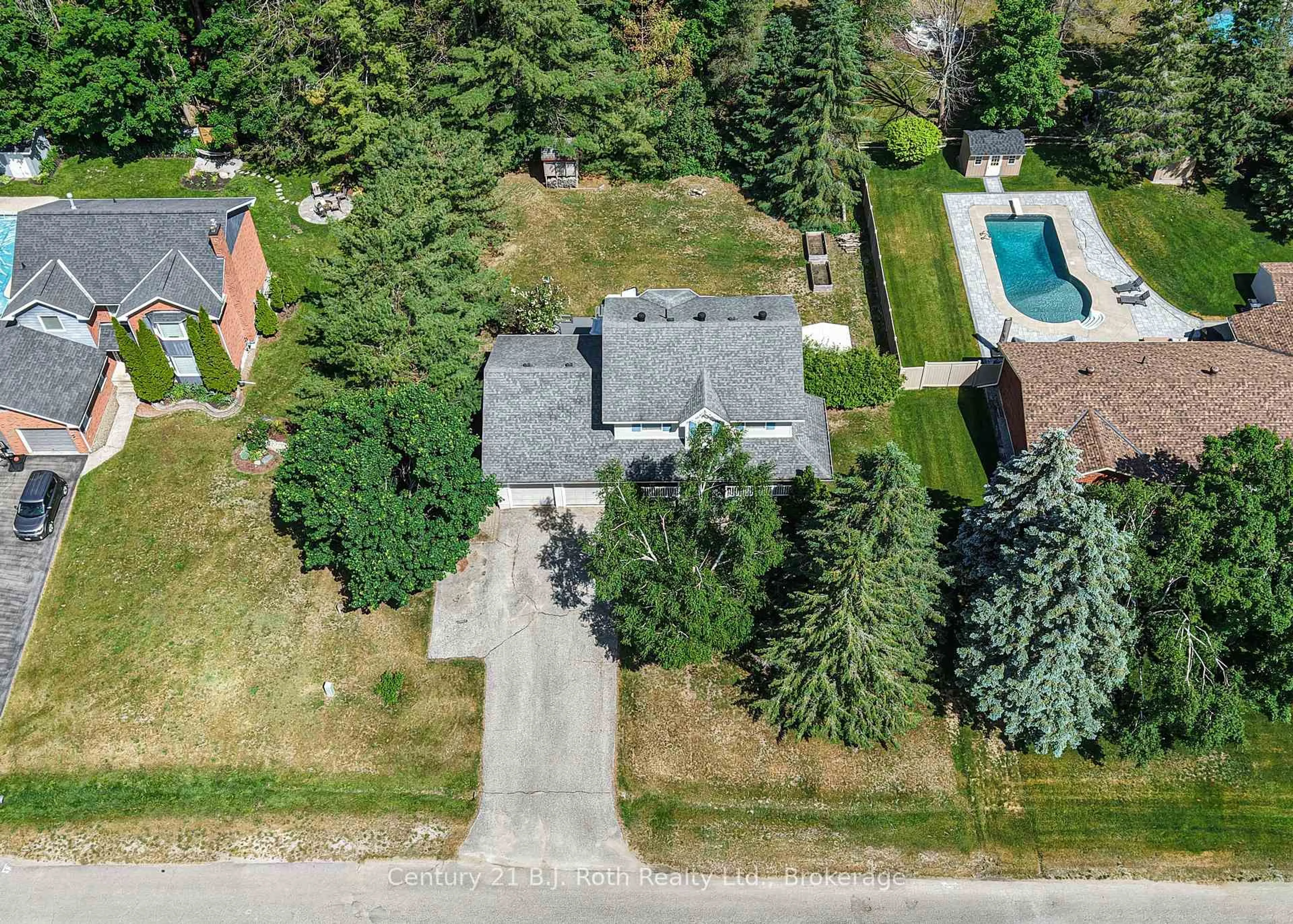 A pic from outside/outdoor area/front of a property/back of a property/a pic from drone, street for 1958 Confederation Dr, Severn Ontario L3V 7L1