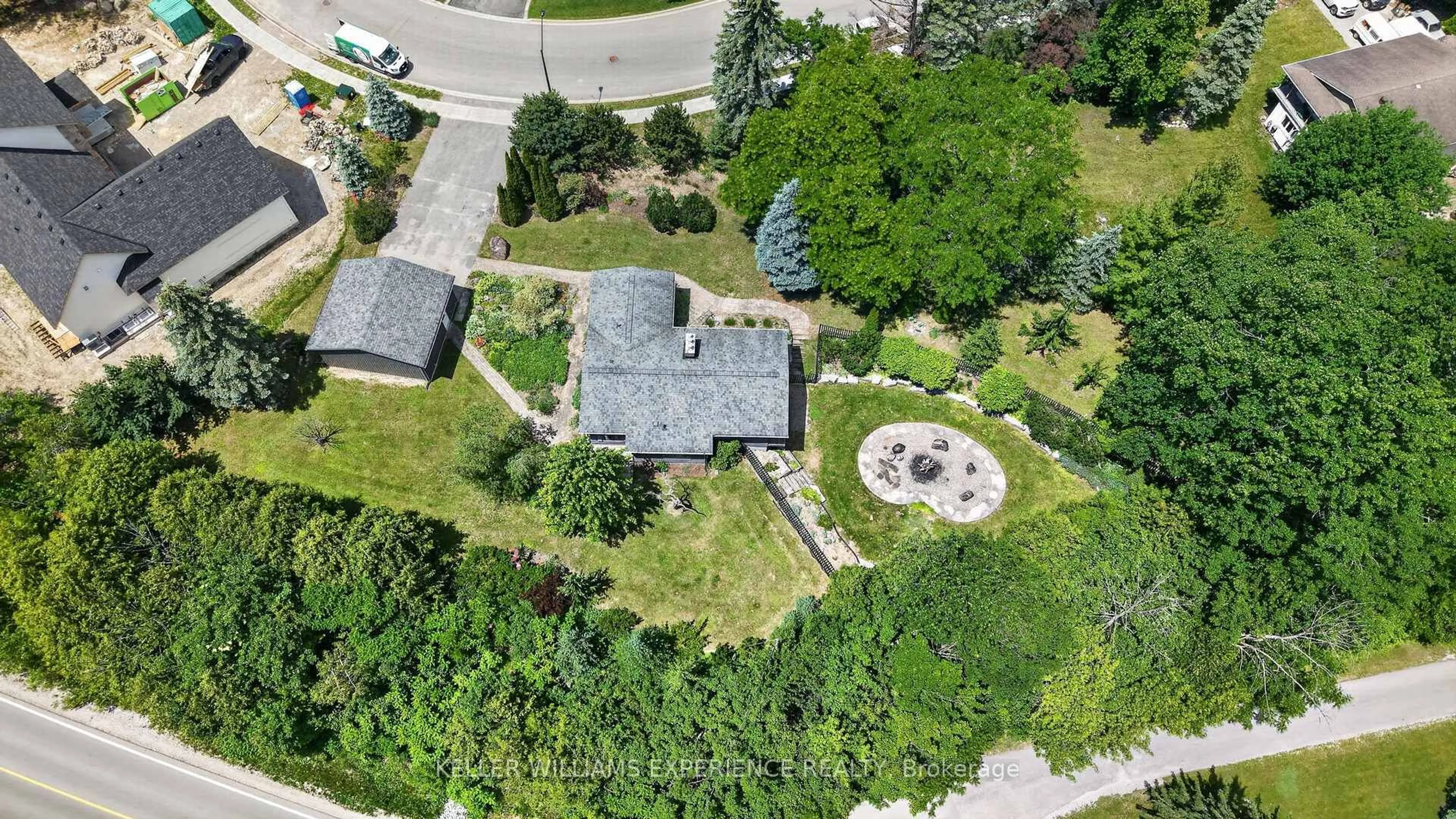 A pic from outside/outdoor area/front of a property/back of a property/a pic from drone, street for 68 Royal Oak Dr, Barrie Ontario L4N 7S5