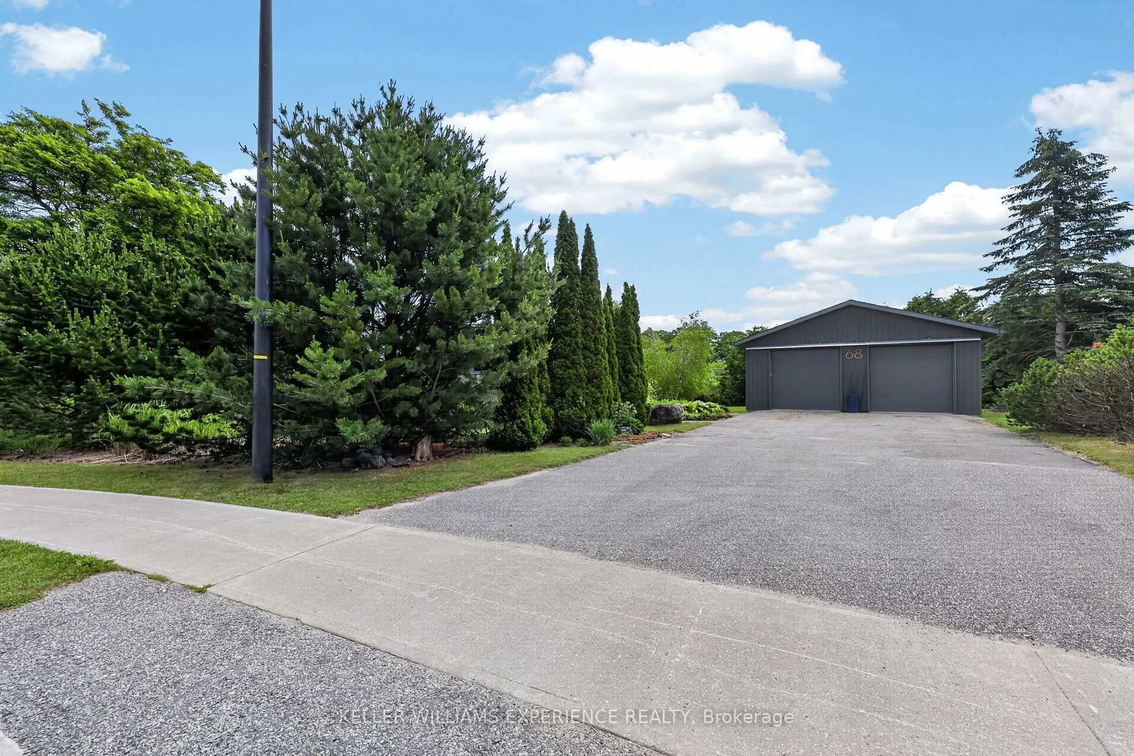 A pic from outside/outdoor area/front of a property/back of a property/a pic from drone, street for 68 Royal Oak Dr, Barrie Ontario L4N 7S5
