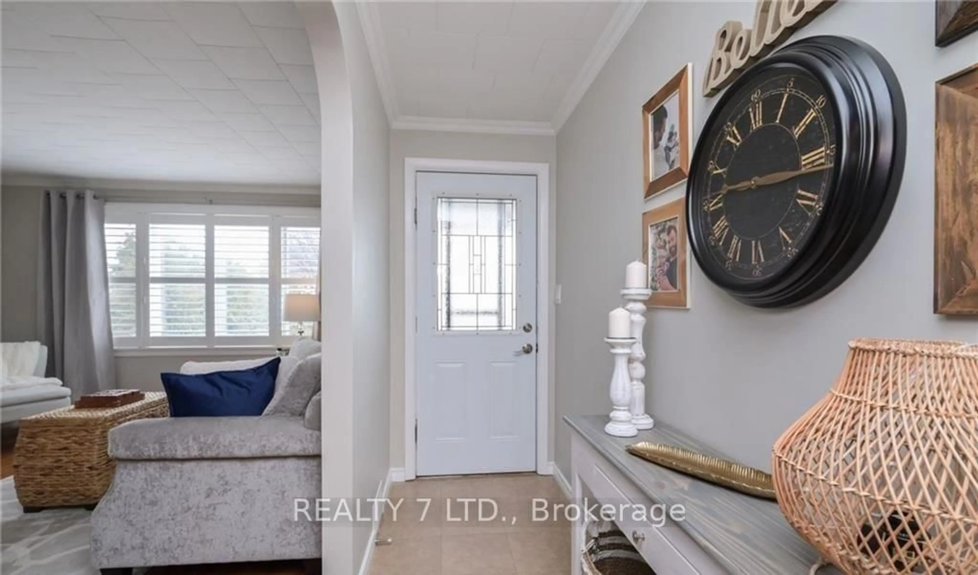 Indoor entryway for 270 JAMES St, Orillia Ontario L3V 1M2