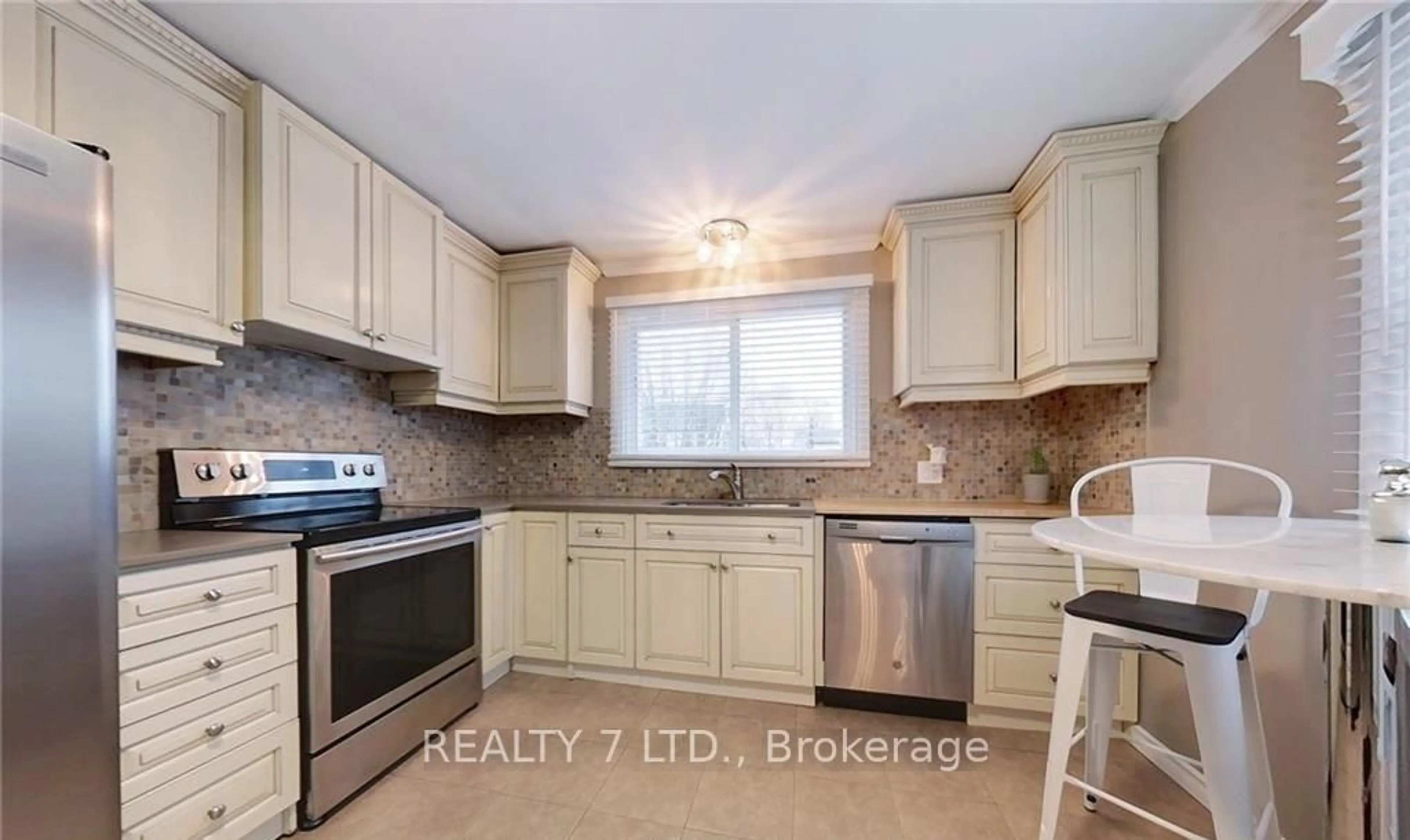 Standard kitchen, ceramic/tile floor for 270 JAMES St, Orillia Ontario L3V 1M2