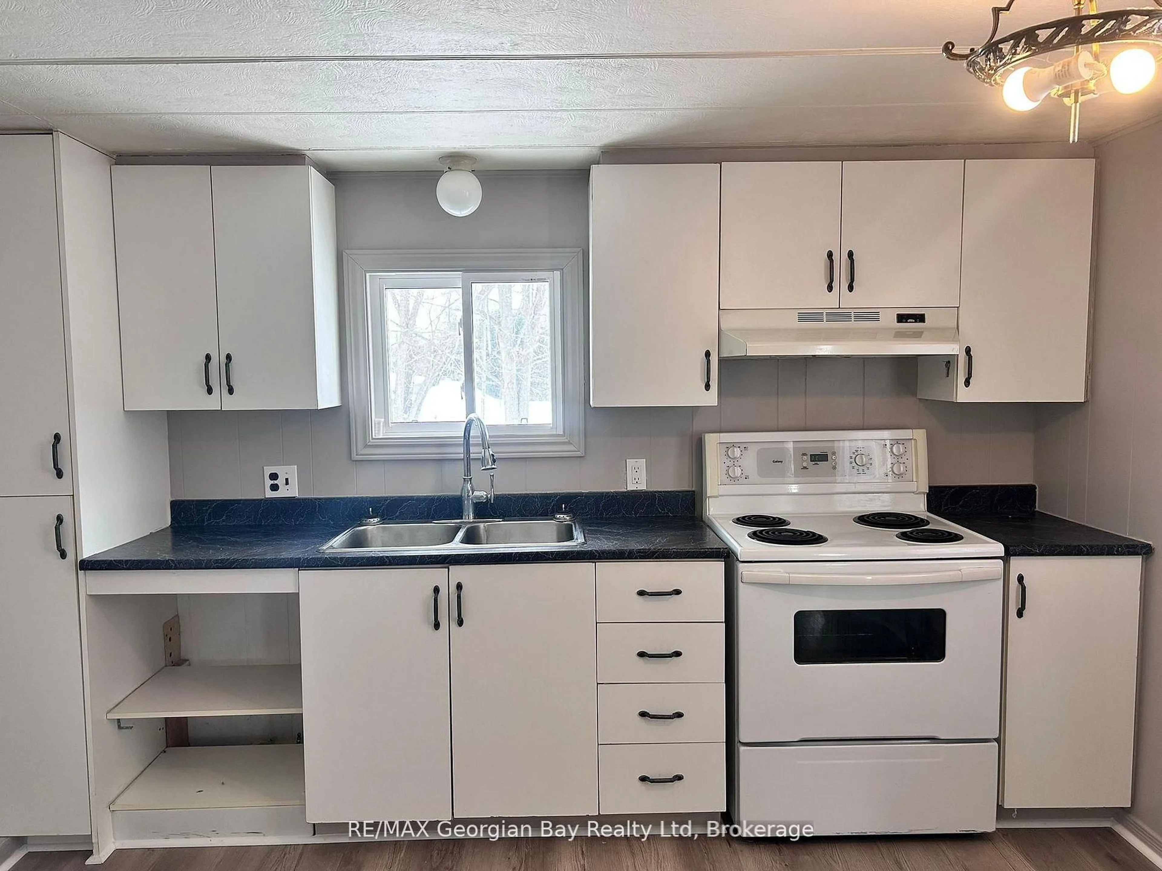 Standard kitchen, unknown for 3 Northland Rd, Midland Ontario L4R 0B9
