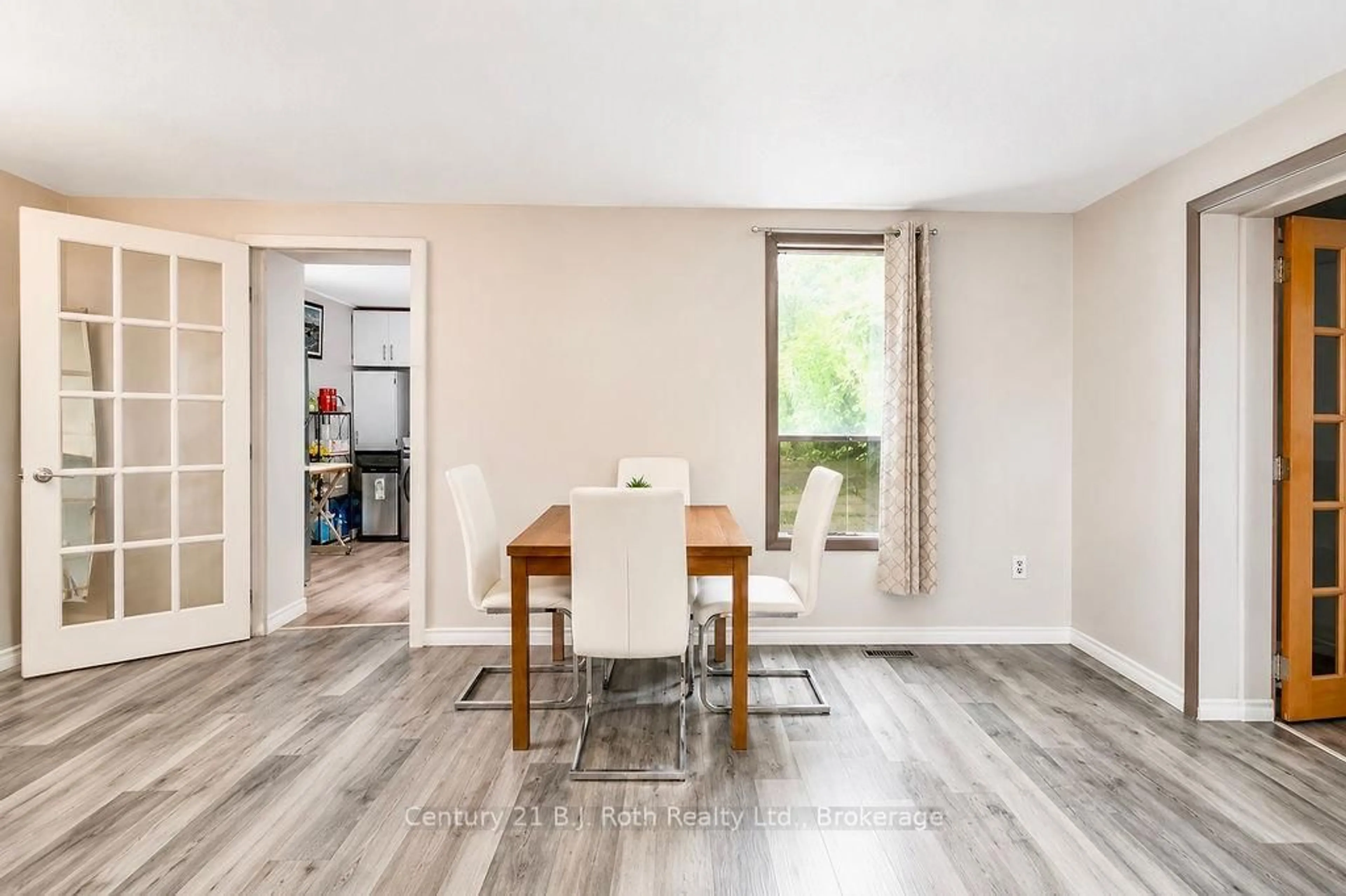 Dining room, wood/laminate floor for 215 Oxford St, Orillia Ontario L3V 1H6