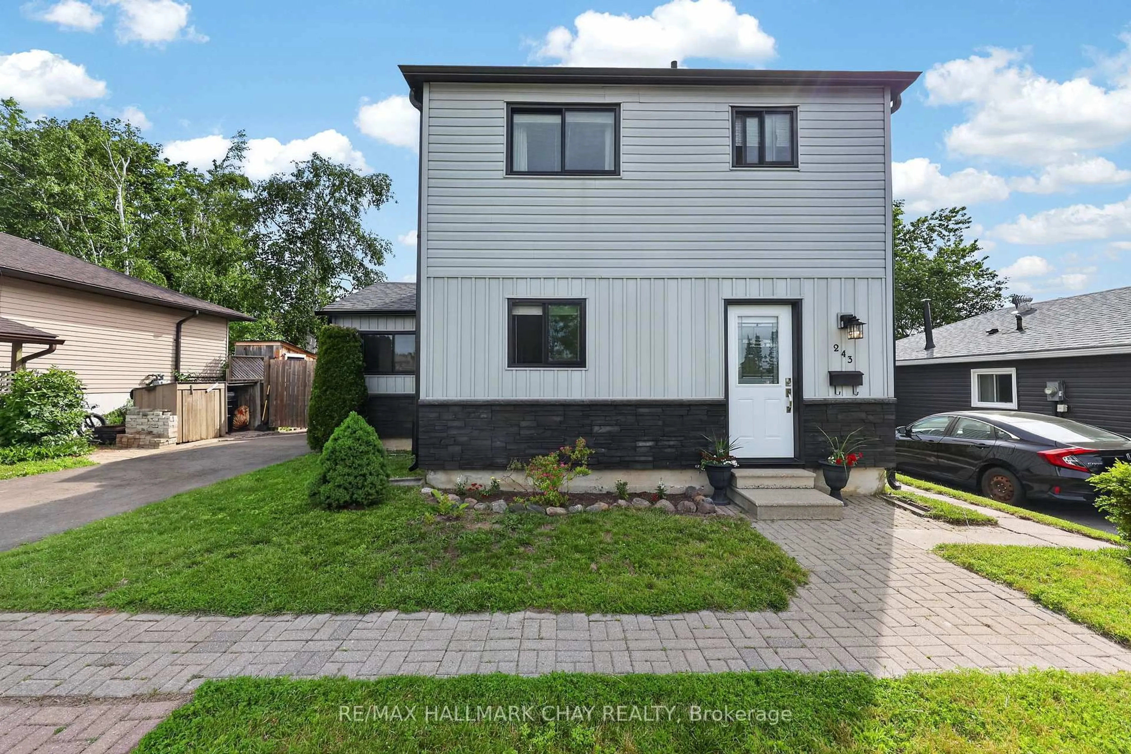 Home with vinyl exterior material, street for 243 Letitia St, Barrie Ontario L4N 4Y7