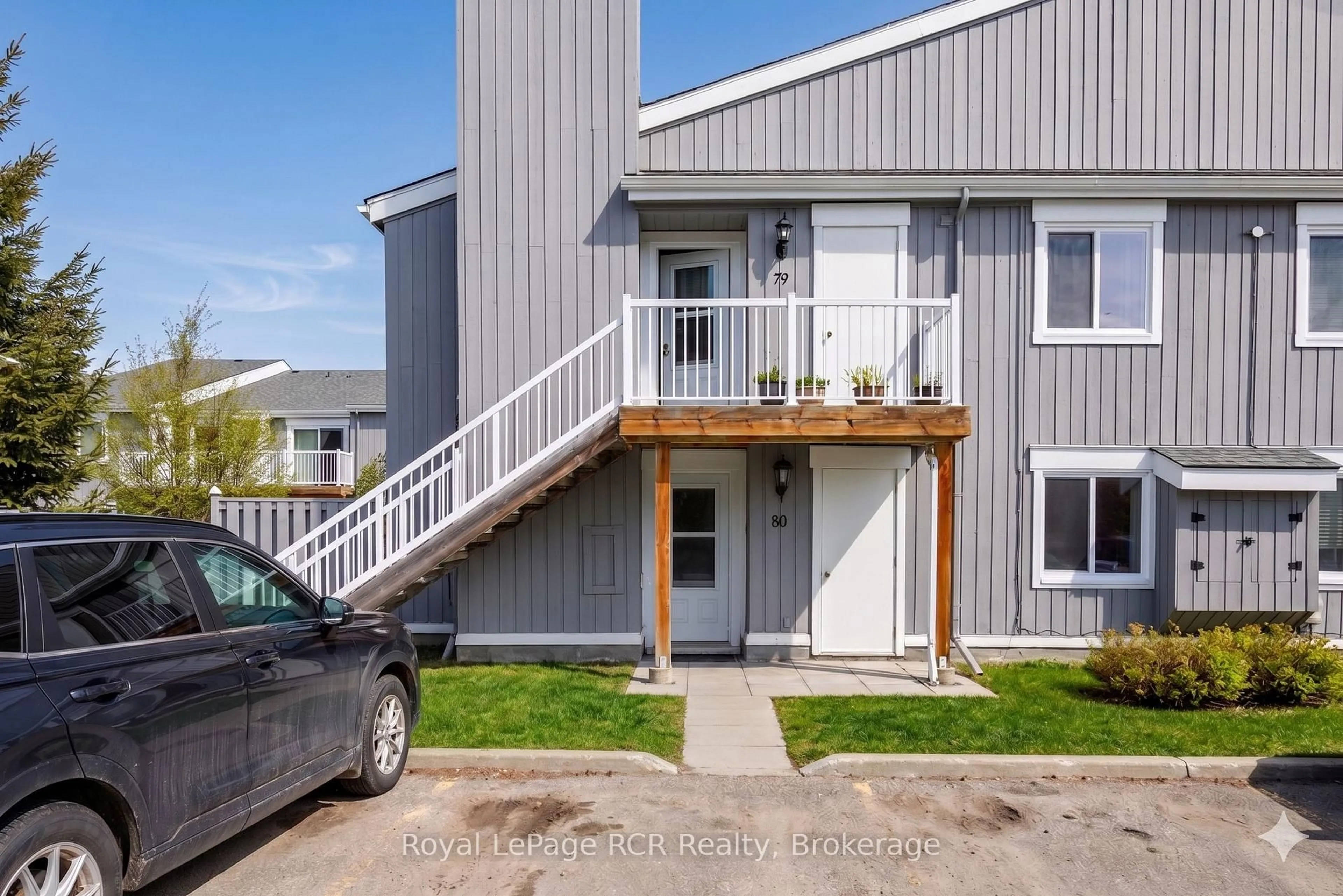A pic from outside/outdoor area/front of a property/back of a property/a pic from drone, street for 21 Dawson Dr #80, Collingwood Ontario L9Y 5B4