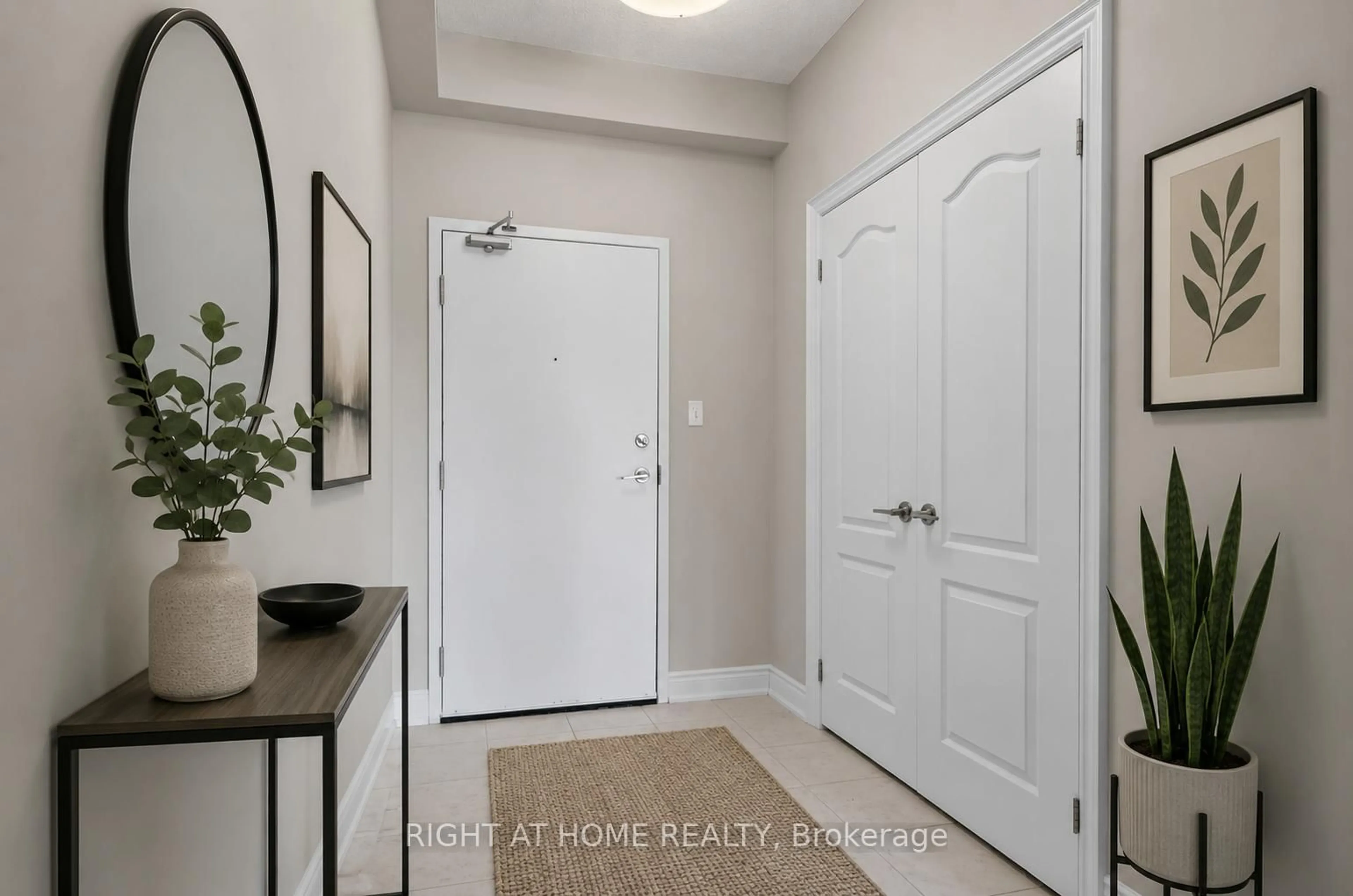 Indoor entryway for 42 Ferndale Dr #111, Barrie Ontario L4N 2M5