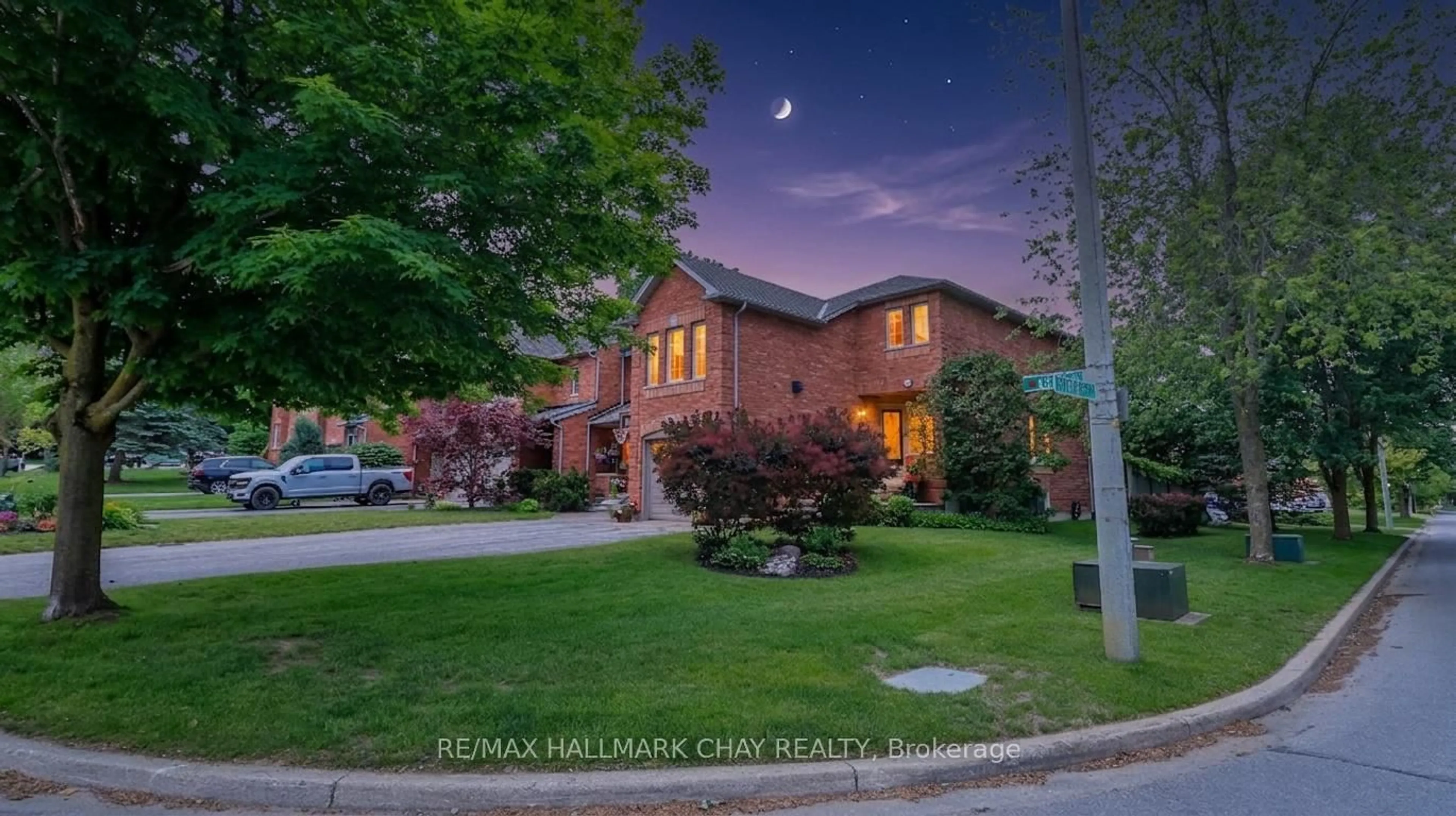 A pic from outside/outdoor area/front of a property/back of a property/a pic from drone, street for 2 Kelly Pl, Barrie Ontario L4N 8N2