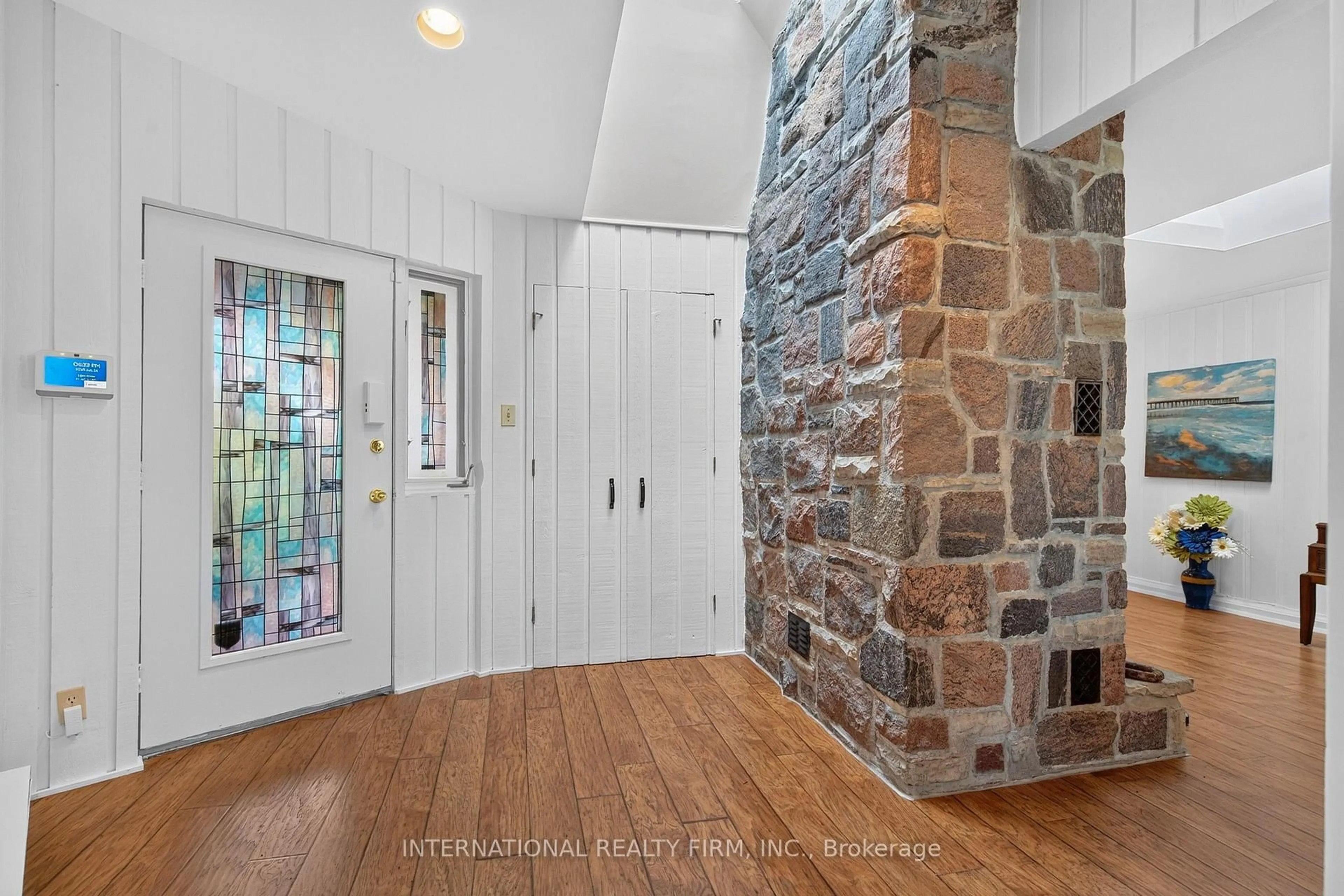 Indoor entryway for 2032 Lakeshore Dr, Ramara Ontario L0K 1B0