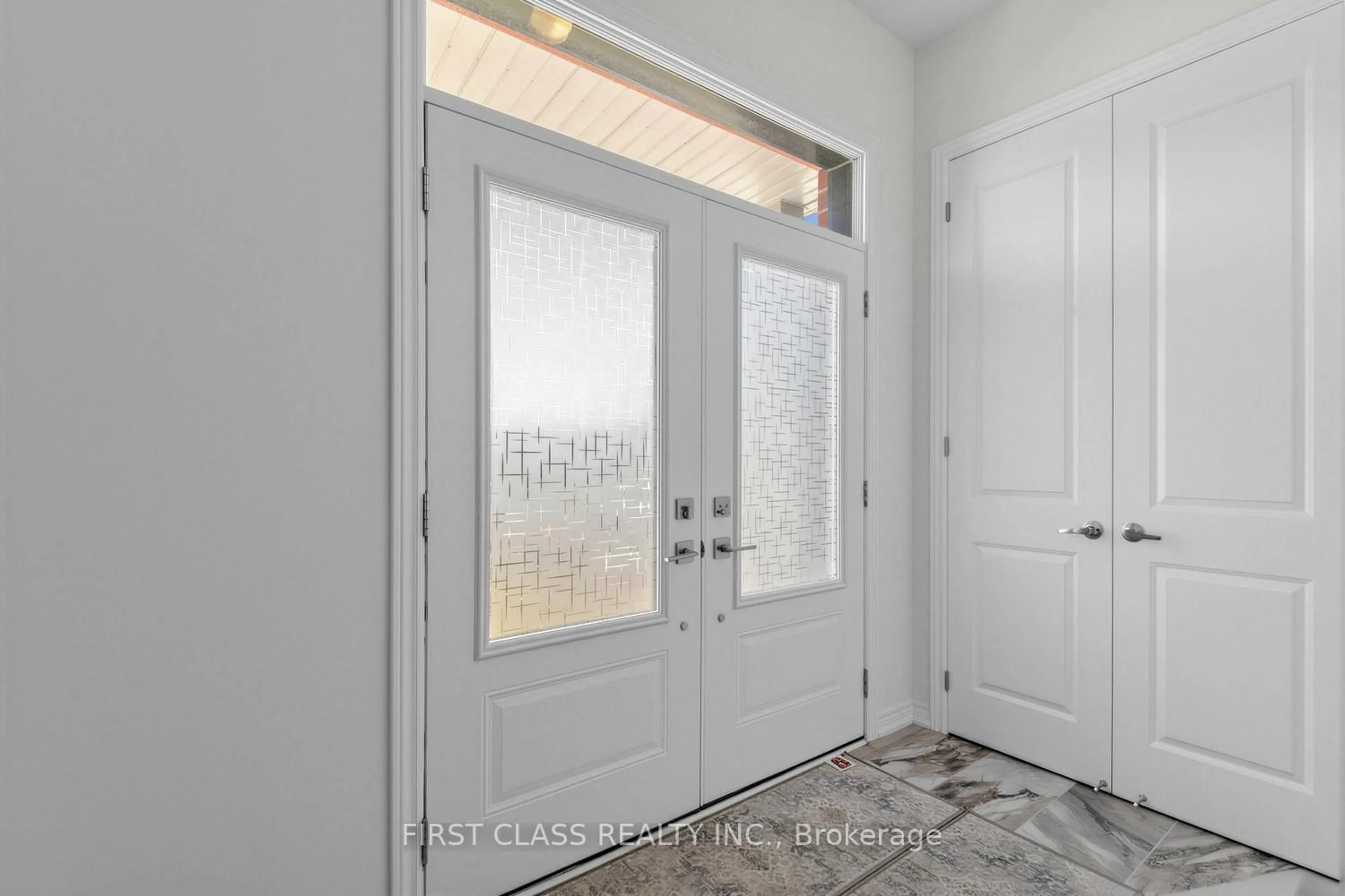 Indoor entryway for 15 Abbey Cres, Barrie Ontario L9J 0W9