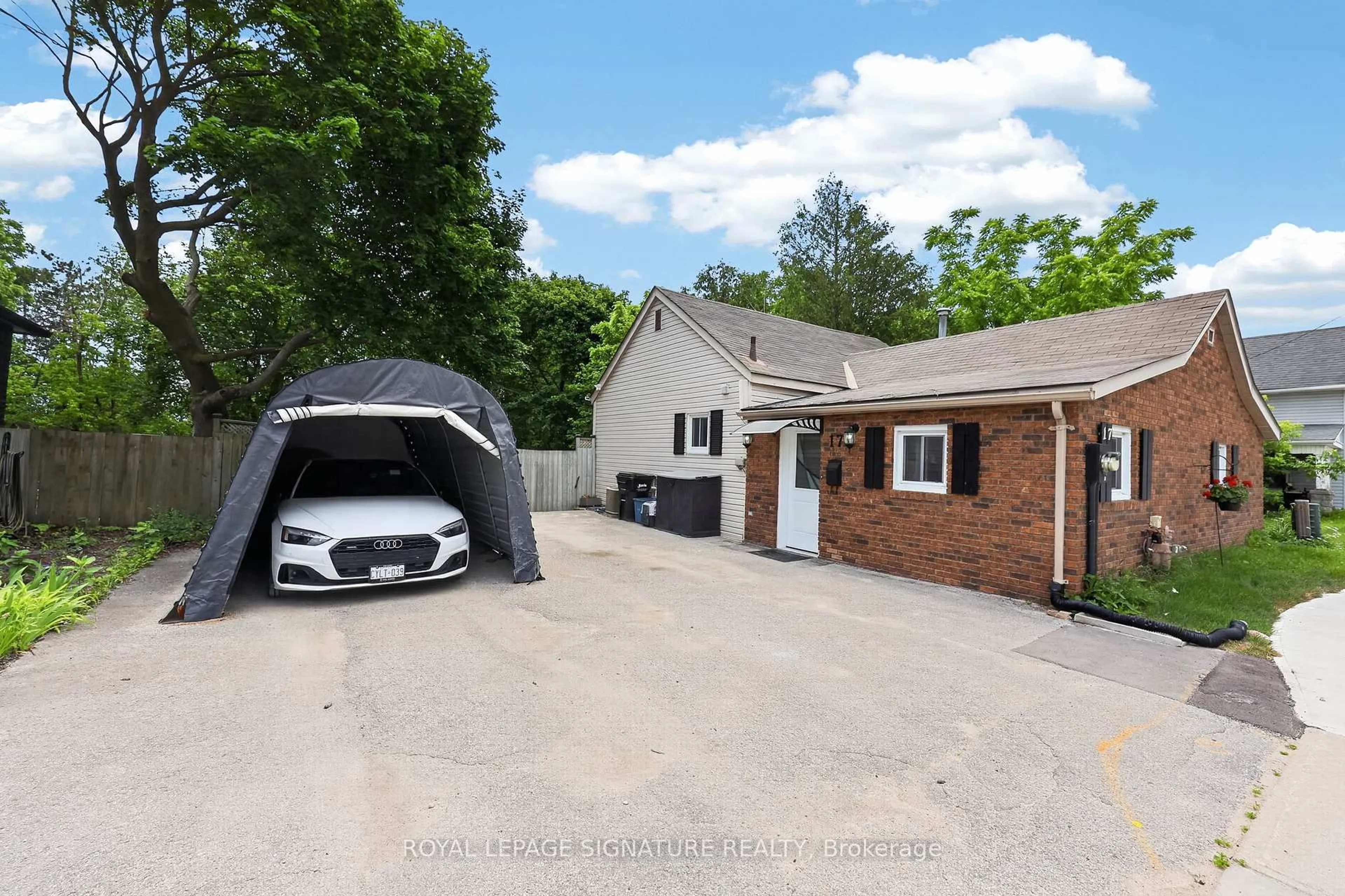A pic from outside/outdoor area/front of a property/back of a property/a pic from drone, street for 17 Grove St, Barrie Ontario L4N 1M6