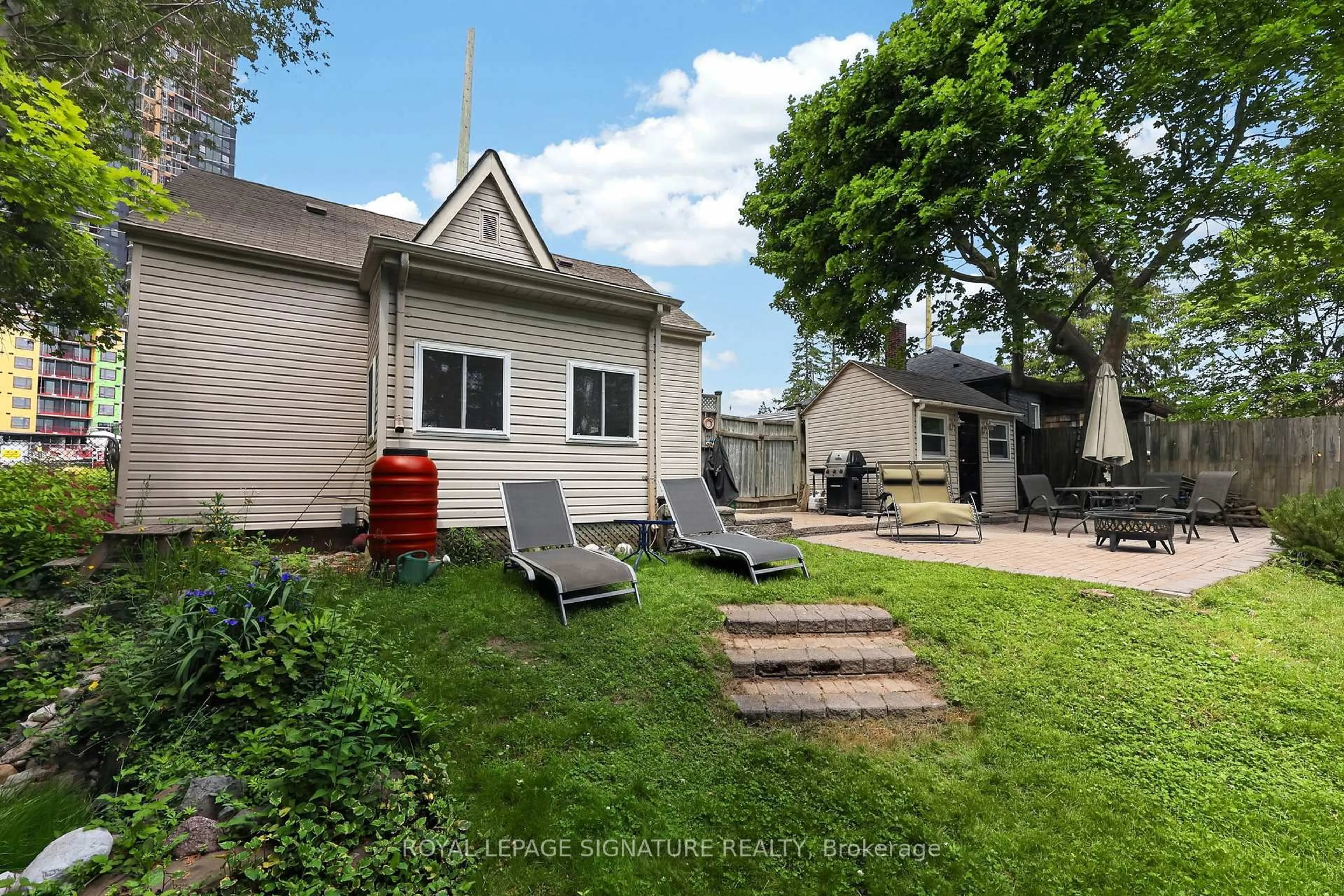 A pic from outside/outdoor area/front of a property/back of a property/a pic from drone, street for 17 Grove St, Barrie Ontario L4N 1M6