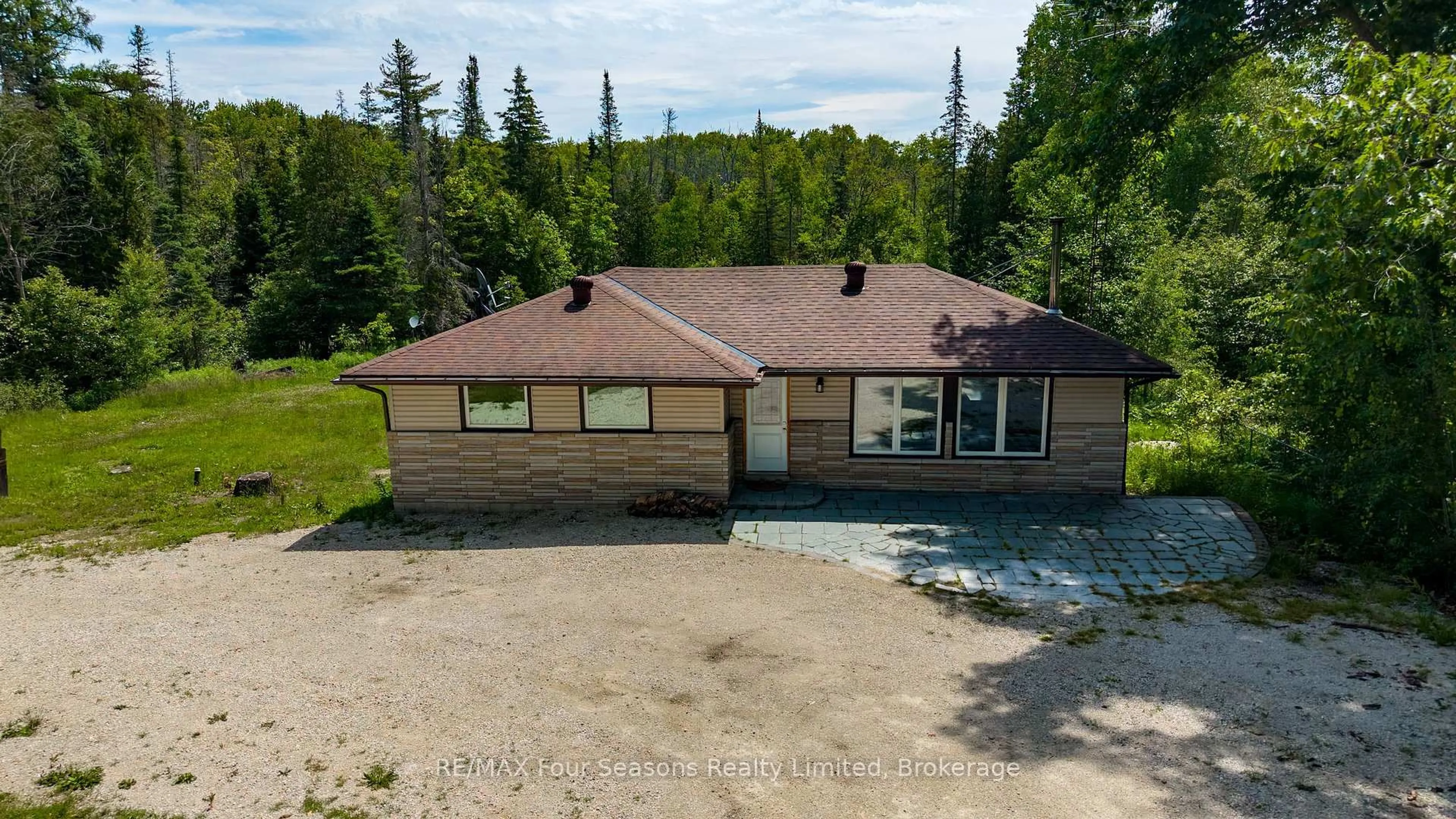 A pic from outside/outdoor area/front of a property/back of a property/a pic from drone, building for 2133 Klondike Park Rd, Wasaga Beach Ontario L9Z 2W9