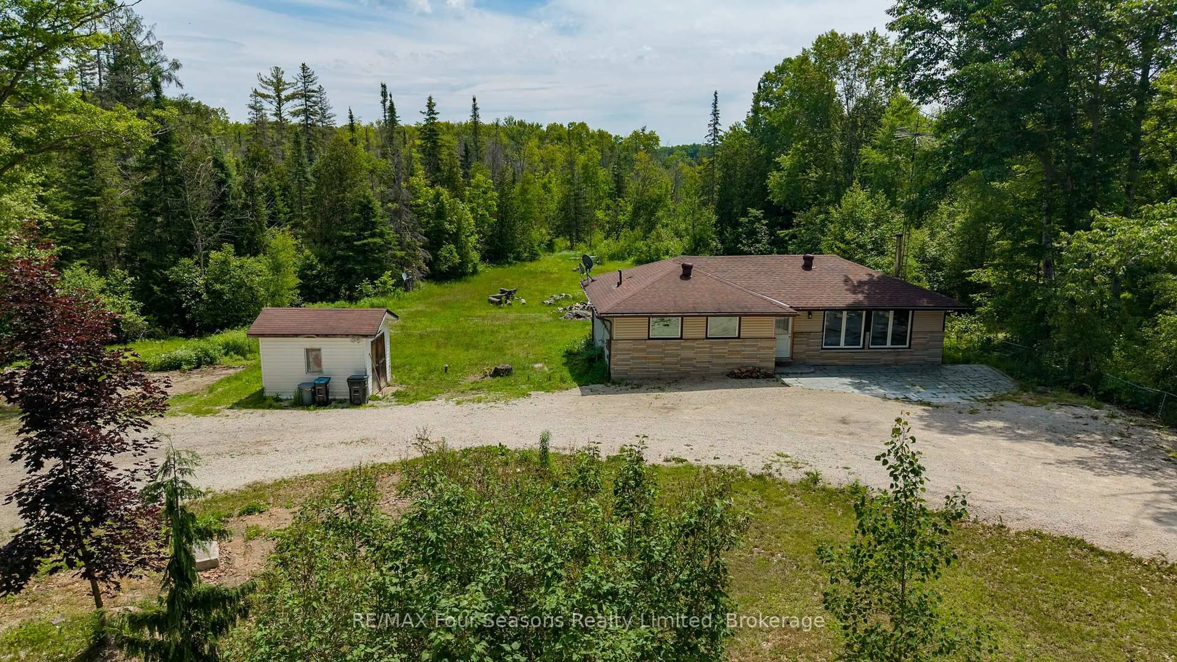 A pic from outside/outdoor area/front of a property/back of a property/a pic from drone, unknown for 2133 Klondike Park Rd, Wasaga Beach Ontario L9Z 2W9
