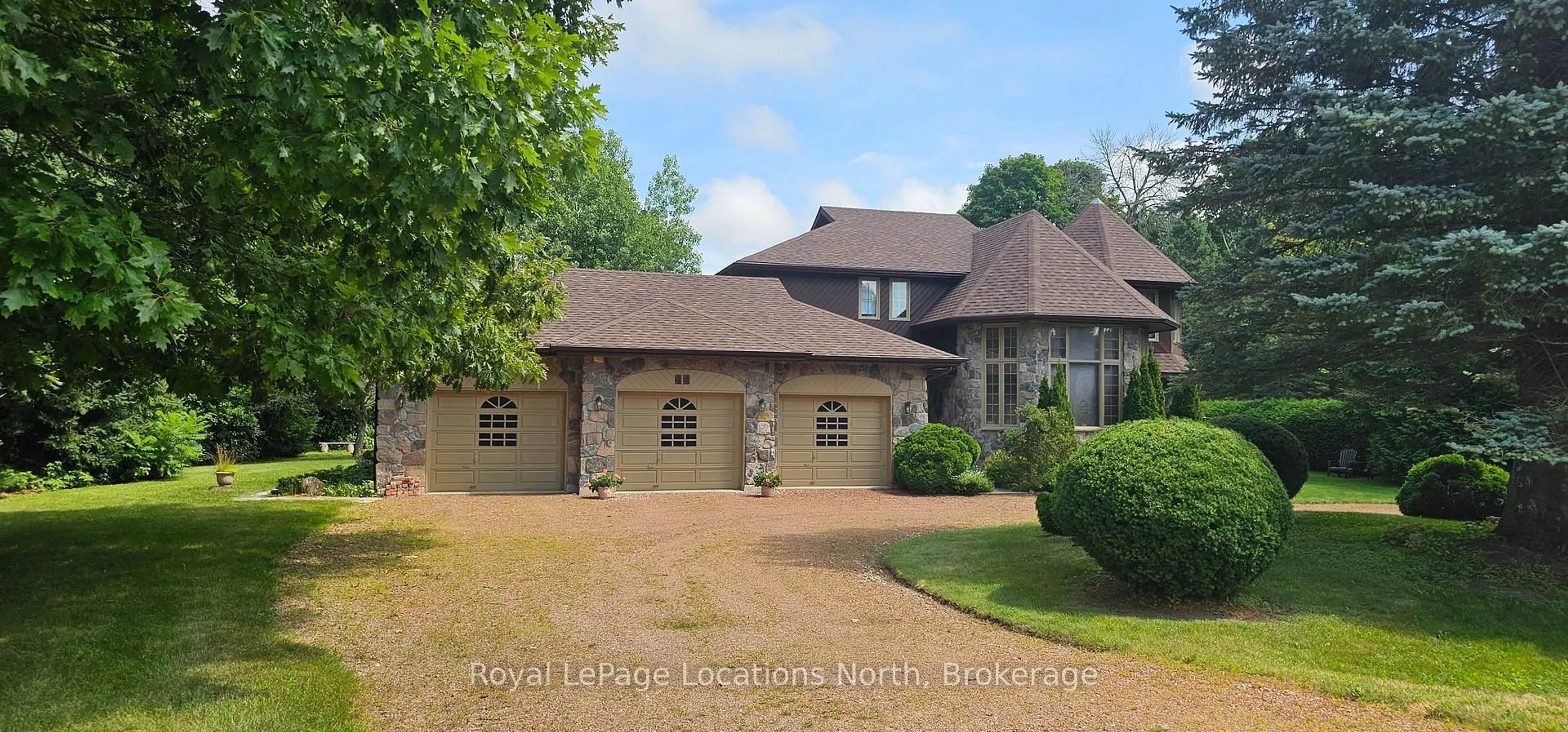 A pic from outside/outdoor area/front of a property/back of a property/a pic from drone, unknown for 44 Kelley Cres, Wasaga Beach Ontario L9Z 1J3