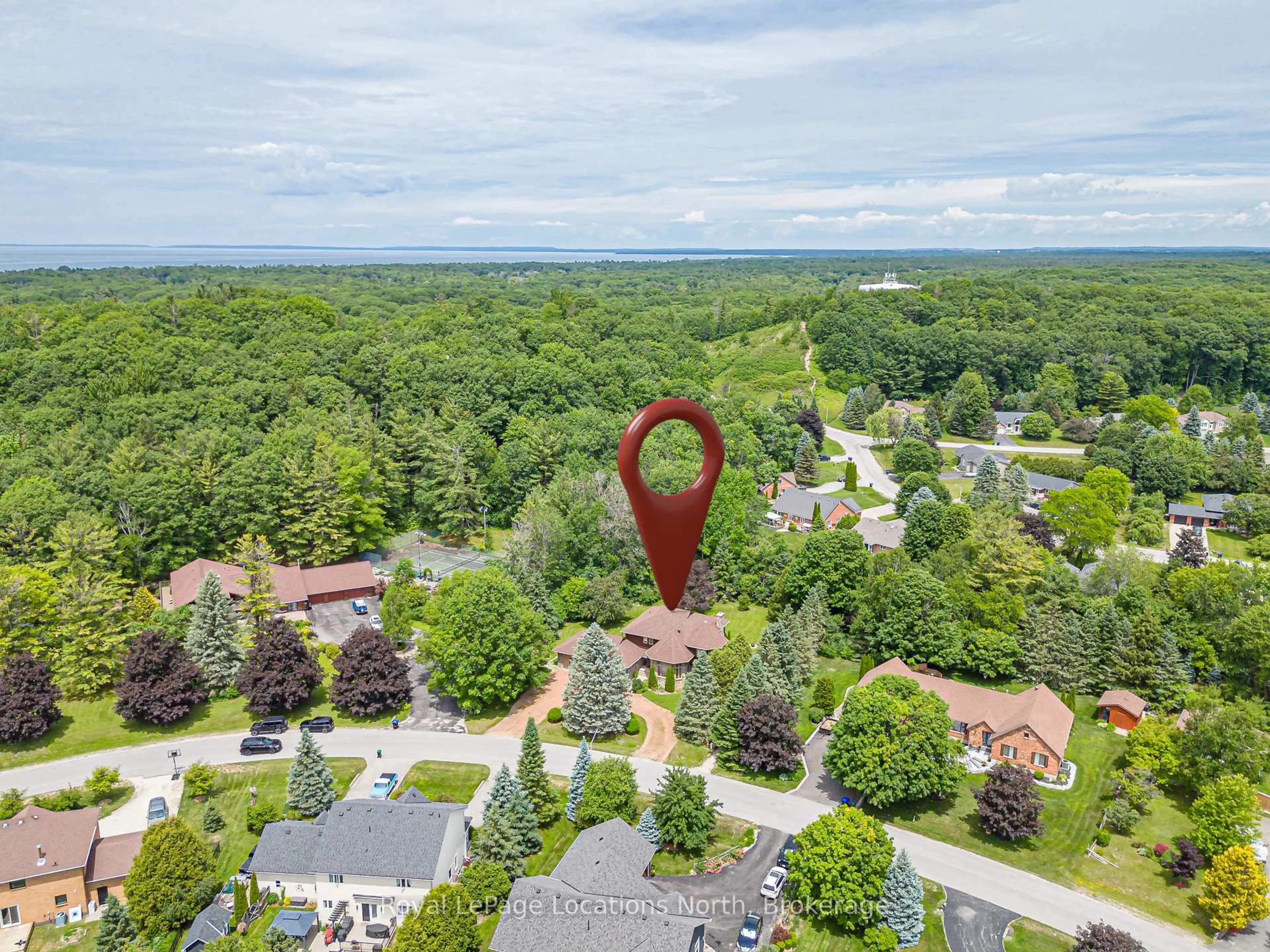 A pic from outside/outdoor area/front of a property/back of a property/a pic from drone, forest/trees view for 44 Kelley Cres, Wasaga Beach Ontario L9Z 1J3