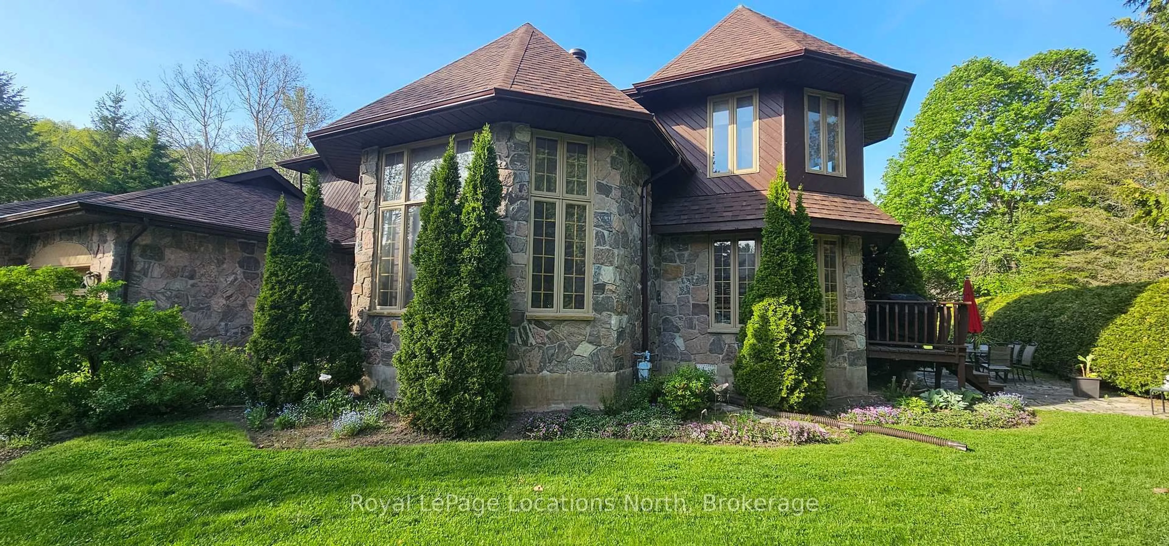 Home with brick exterior material, building for 44 Kelley Cres, Wasaga Beach Ontario L9Z 1J3