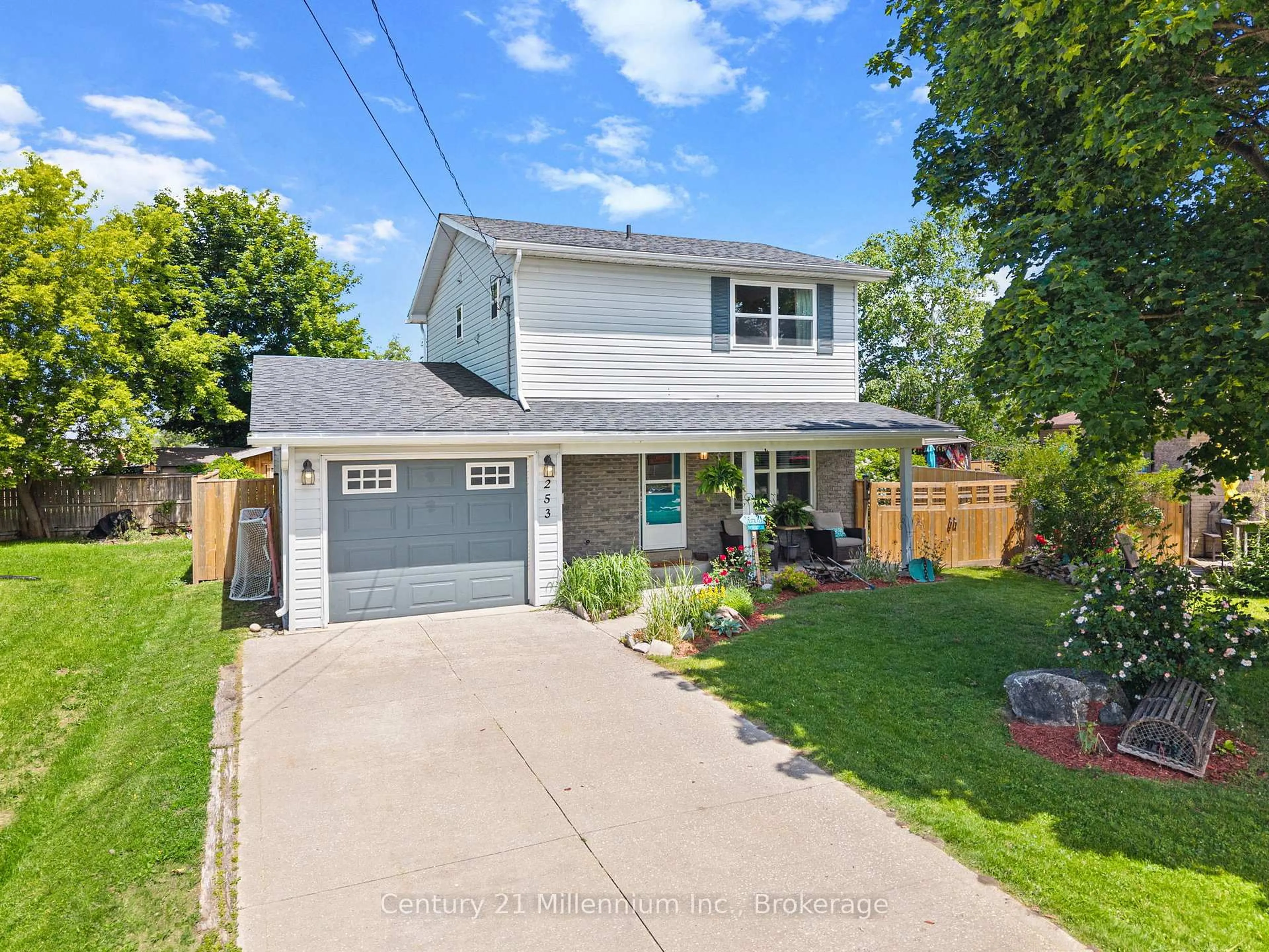 A pic from outside/outdoor area/front of a property/back of a property/a pic from drone, street for 253 Valleyfield Cres, Clearview Ontario L0M 1S0
