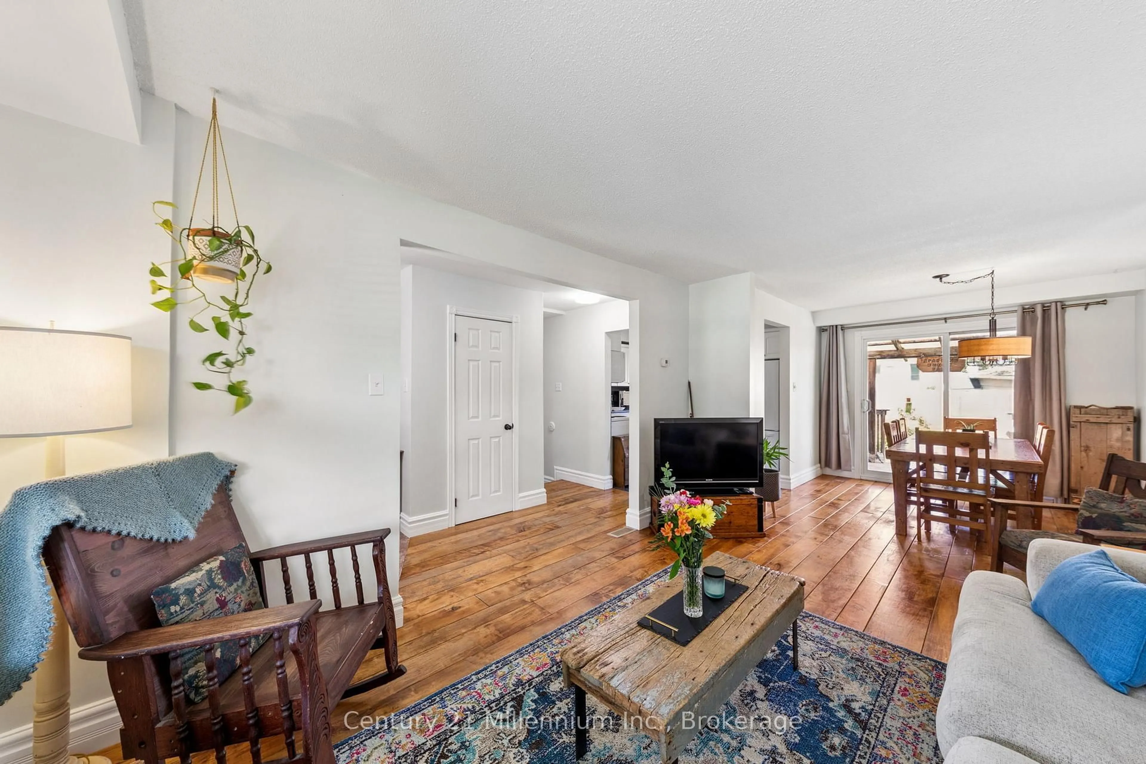 Living room with furniture, unknown for 253 Valleyfield Cres, Clearview Ontario L0M 1S0