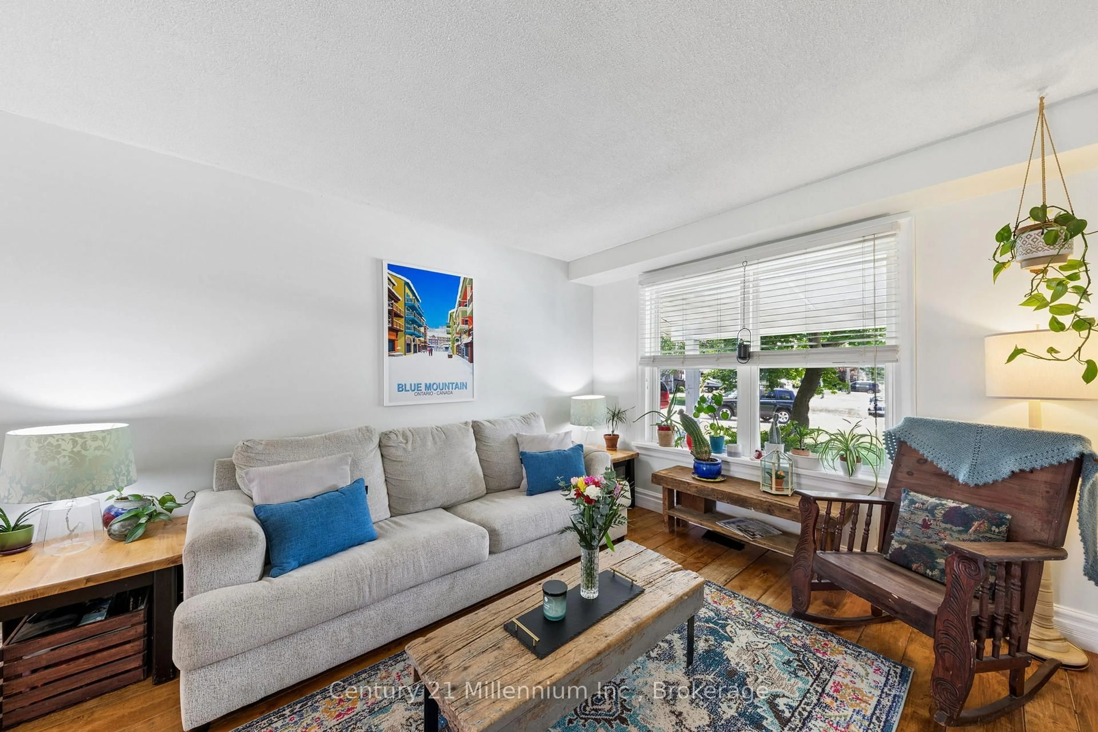 Living room with furniture, unknown for 253 Valleyfield Cres, Clearview Ontario L0M 1S0
