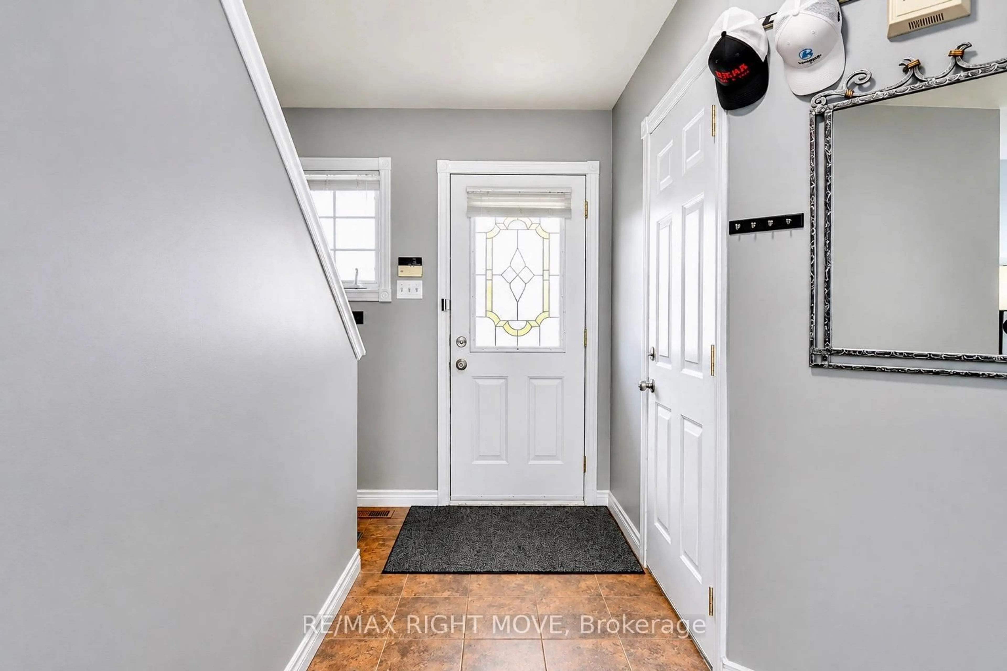 Indoor entryway for 21 Michael Cres, Barrie Ontario L4M 6Y9