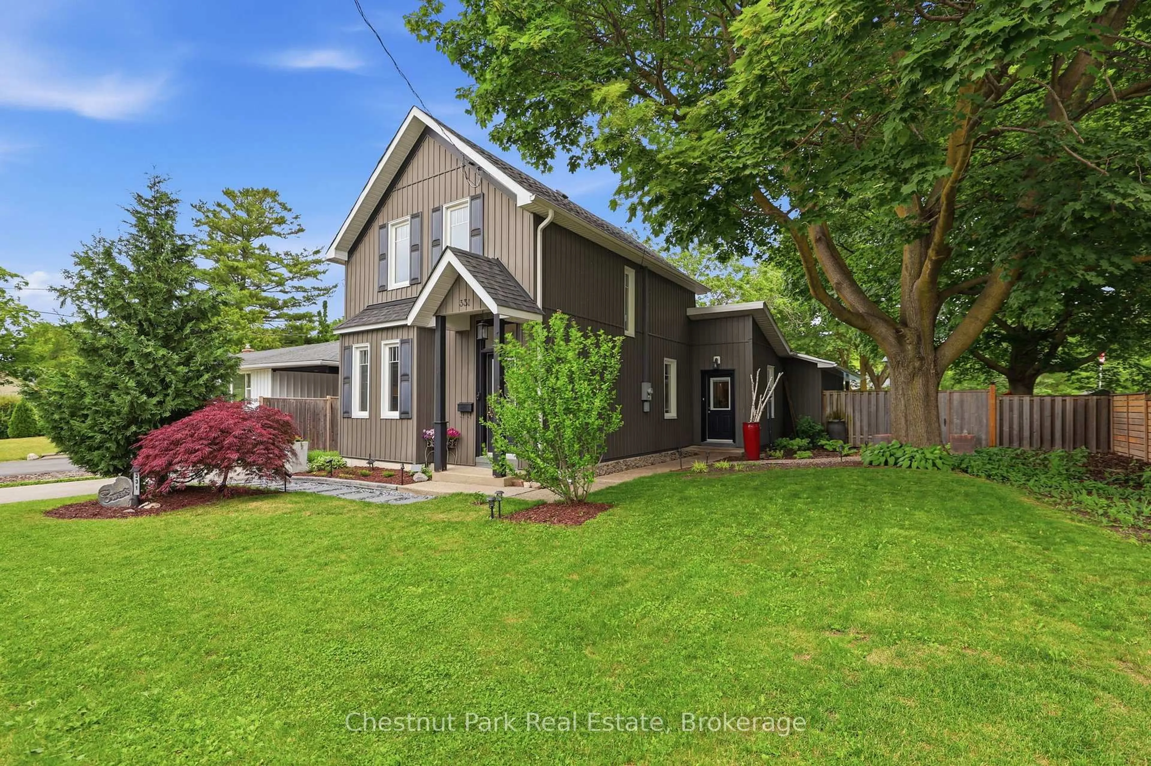 A pic from outside/outdoor area/front of a property/back of a property/a pic from drone, street for 331 Oak St, Collingwood Ontario L9Y 2Y4