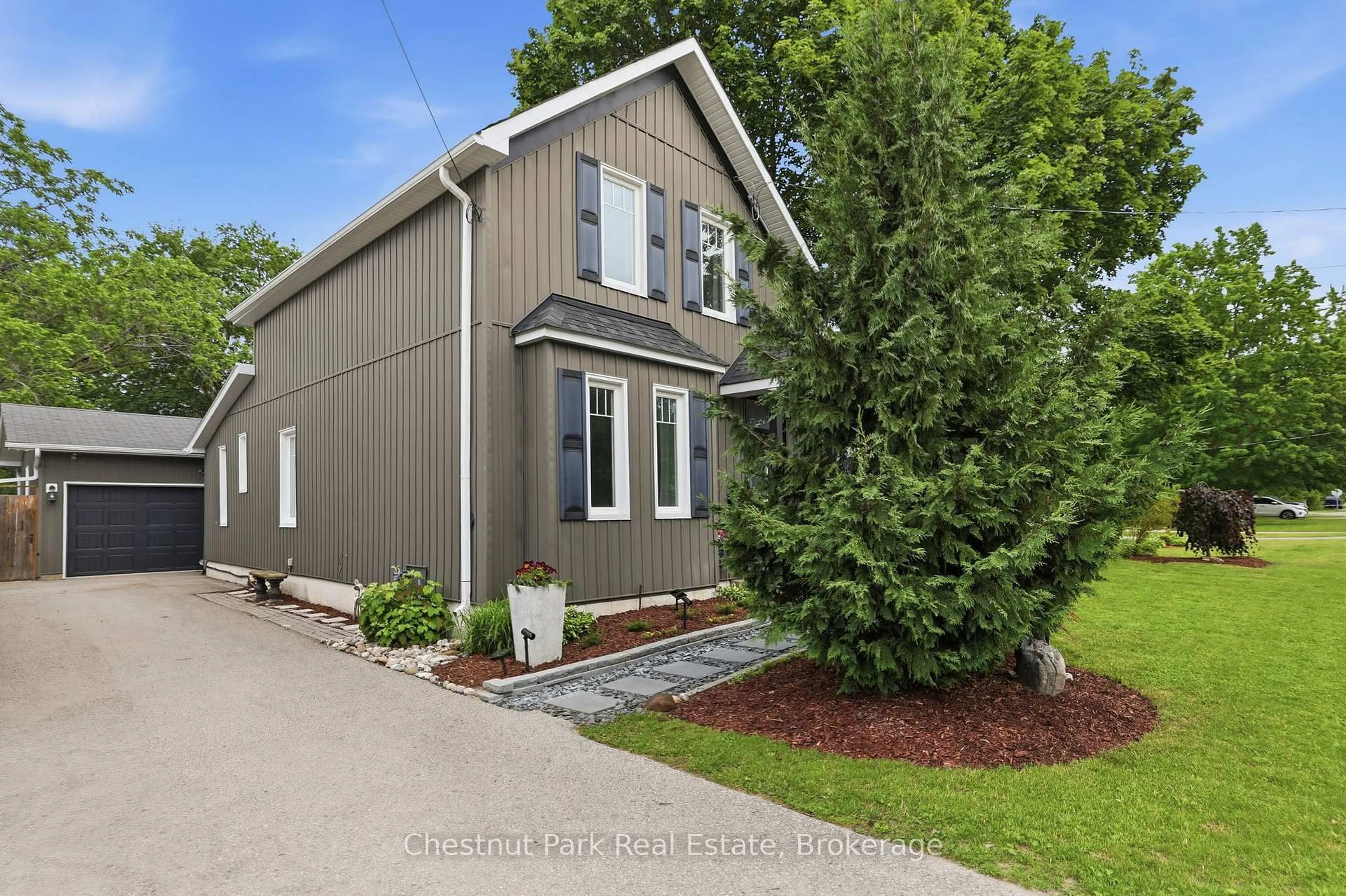 Home with vinyl exterior material, street for 331 Oak St, Collingwood Ontario L9Y 2Y4