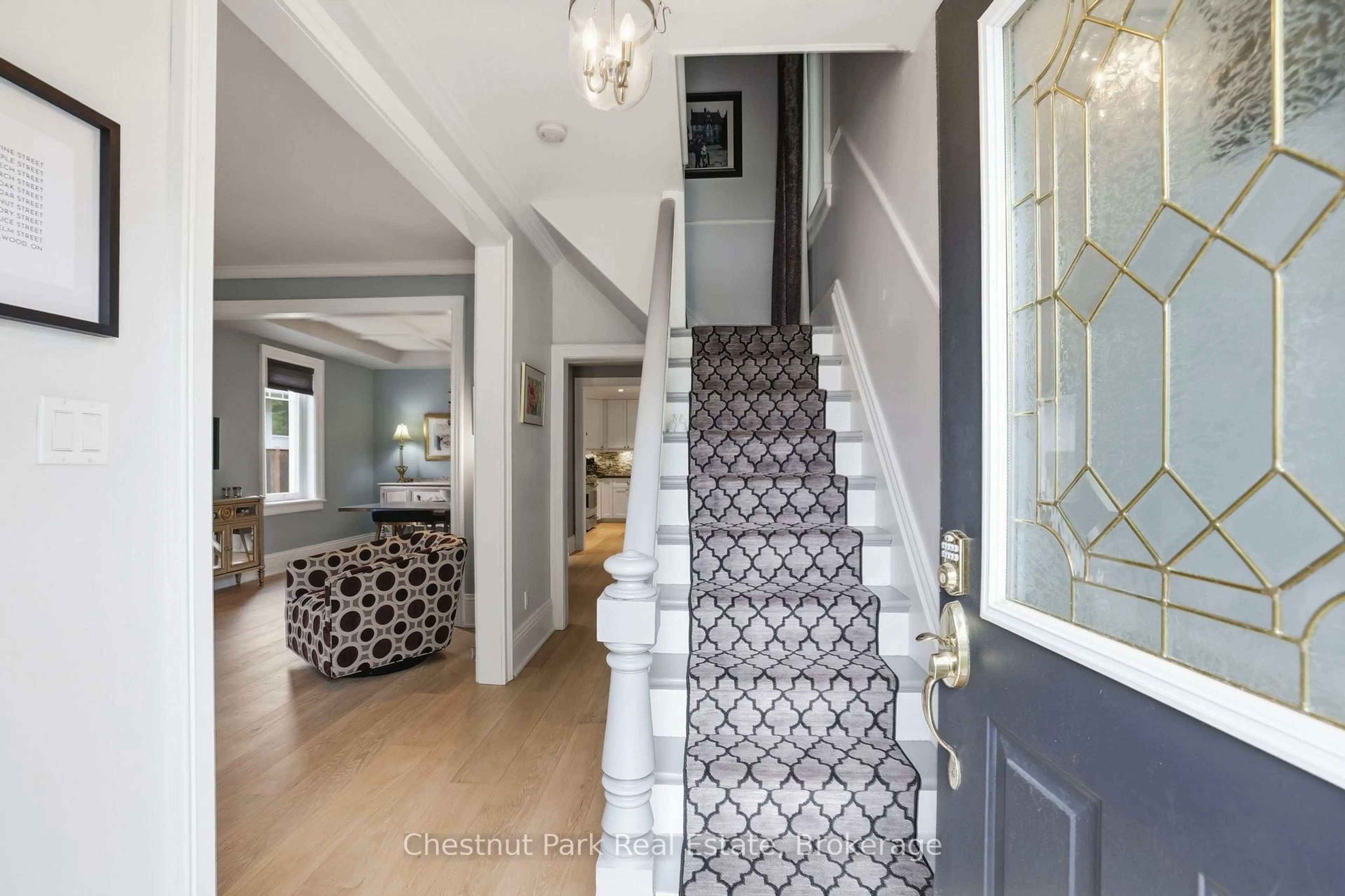 Indoor entryway for 331 Oak St, Collingwood Ontario L9Y 2Y4