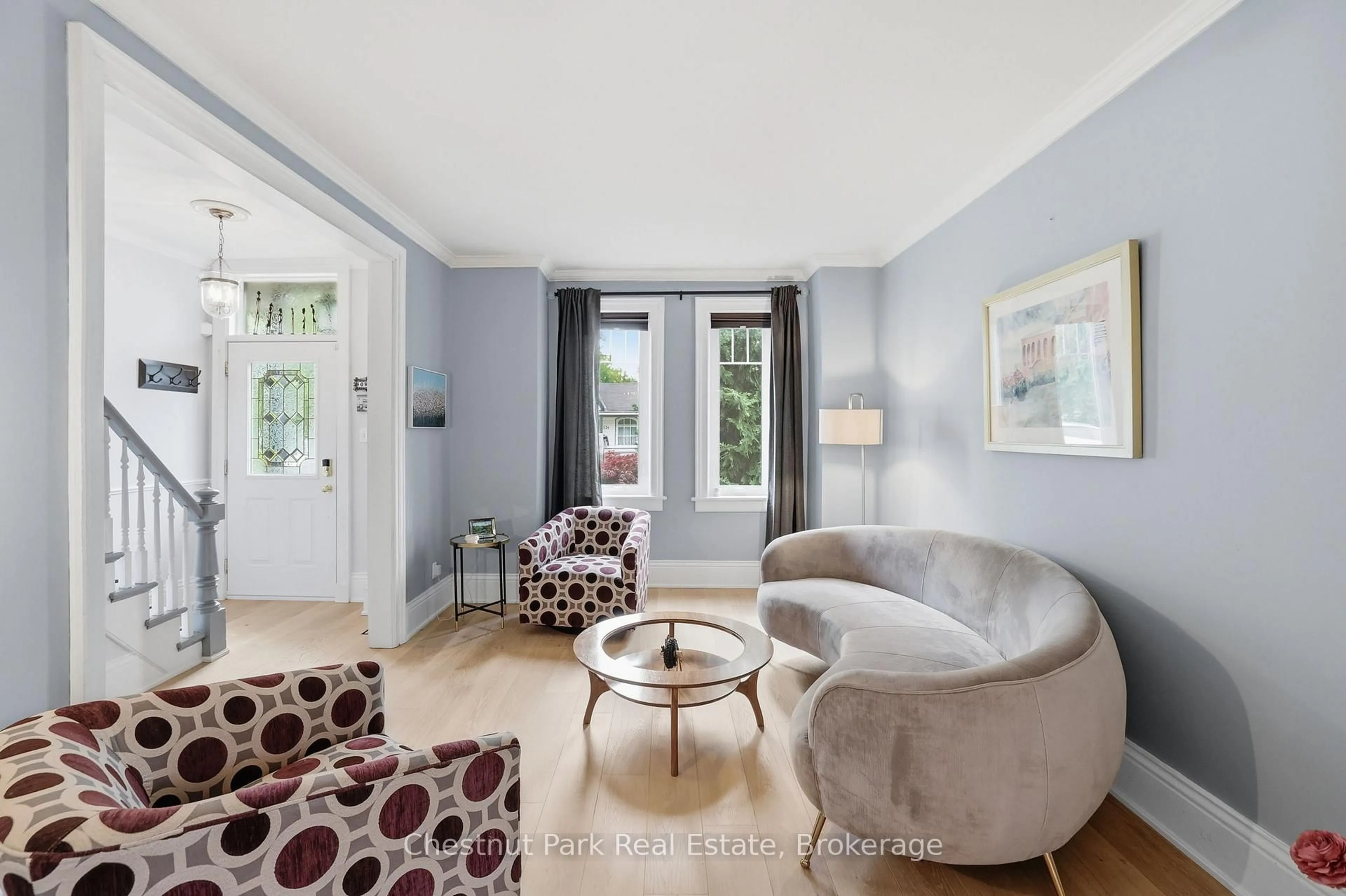 Living room with furniture, unknown for 331 Oak St, Collingwood Ontario L9Y 2Y4