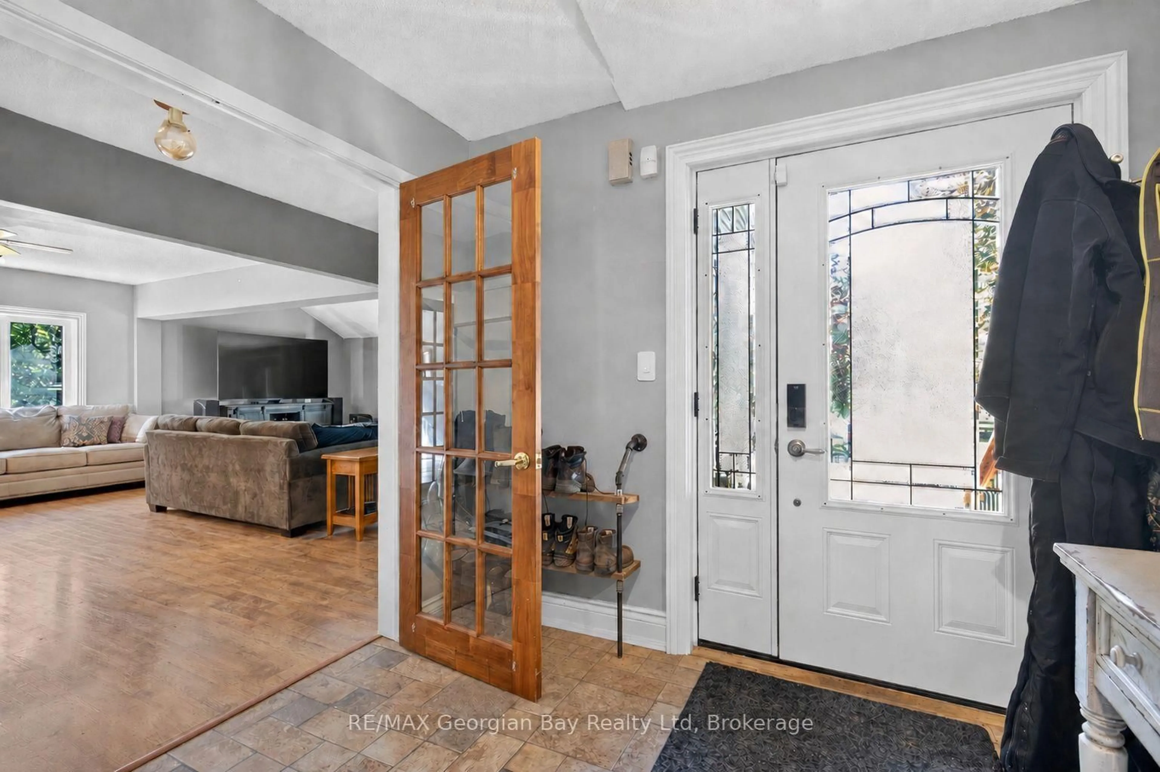 Indoor entryway for 450 Ellerys Sdrd, Tiny Ontario L4R 0E3