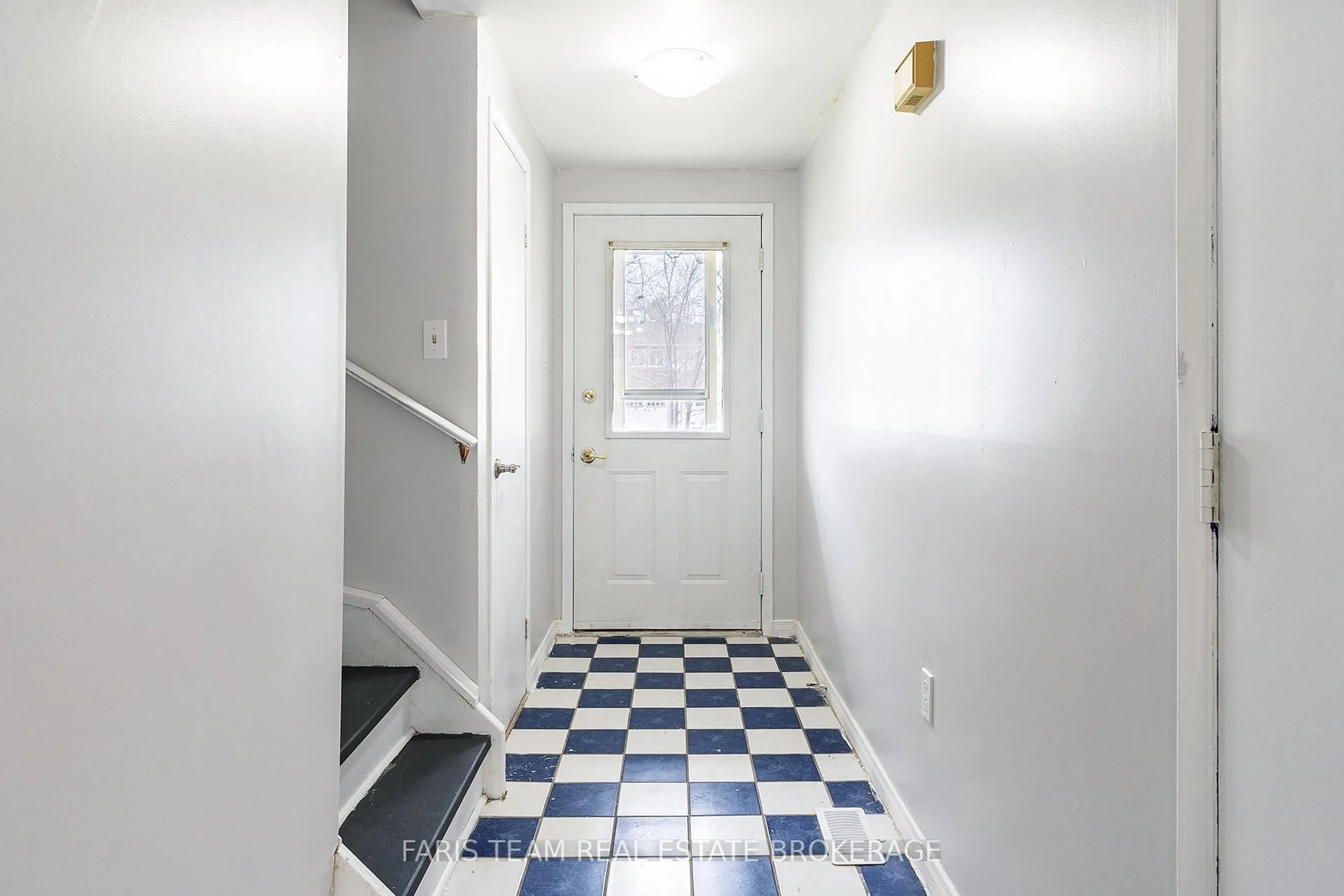 Indoor entryway for 139 Burns Circ, Barrie Ontario L4N 5J8